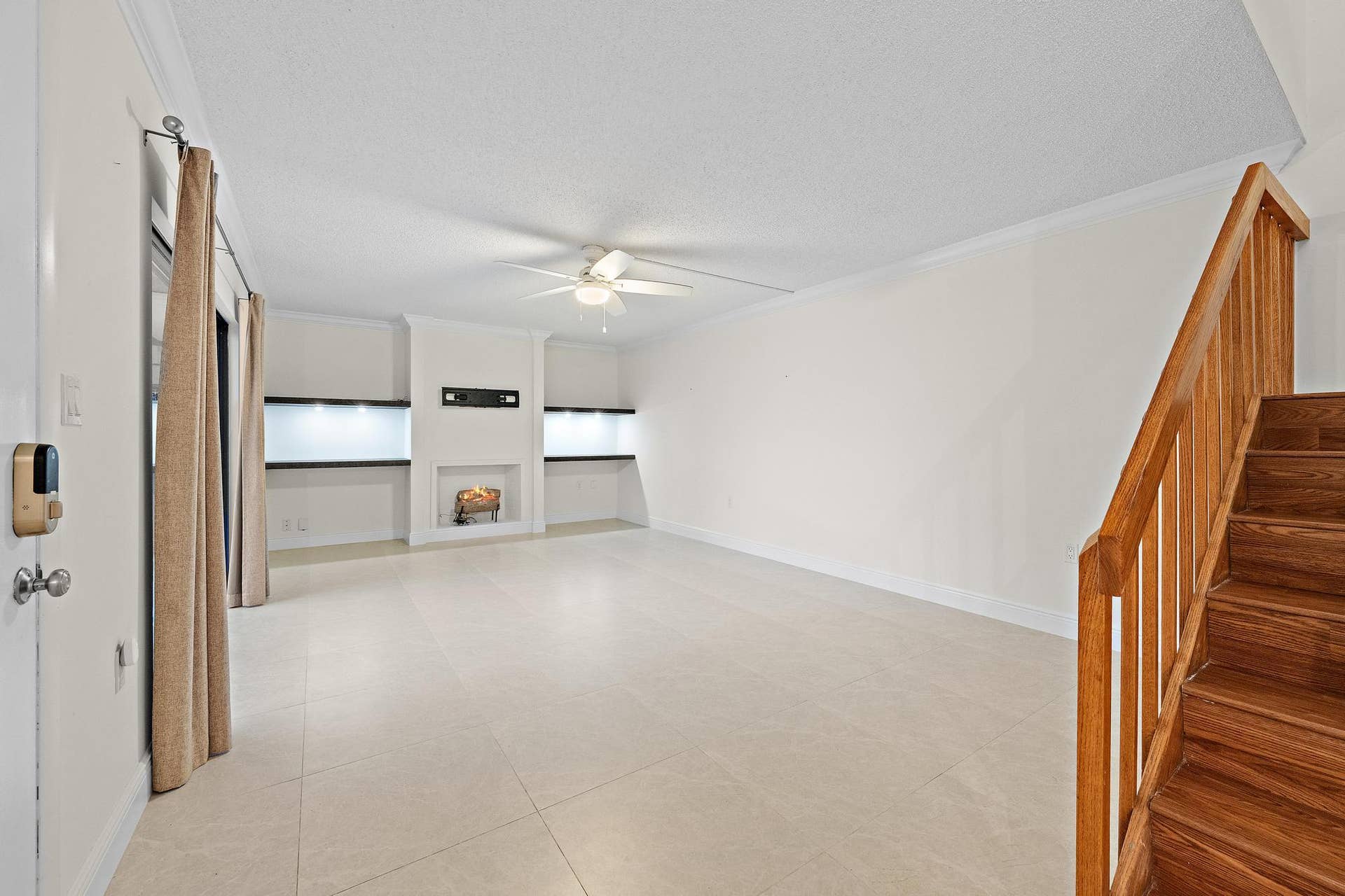 210 2nd Court, Palm Beach Gardens, FL 33410 Living area