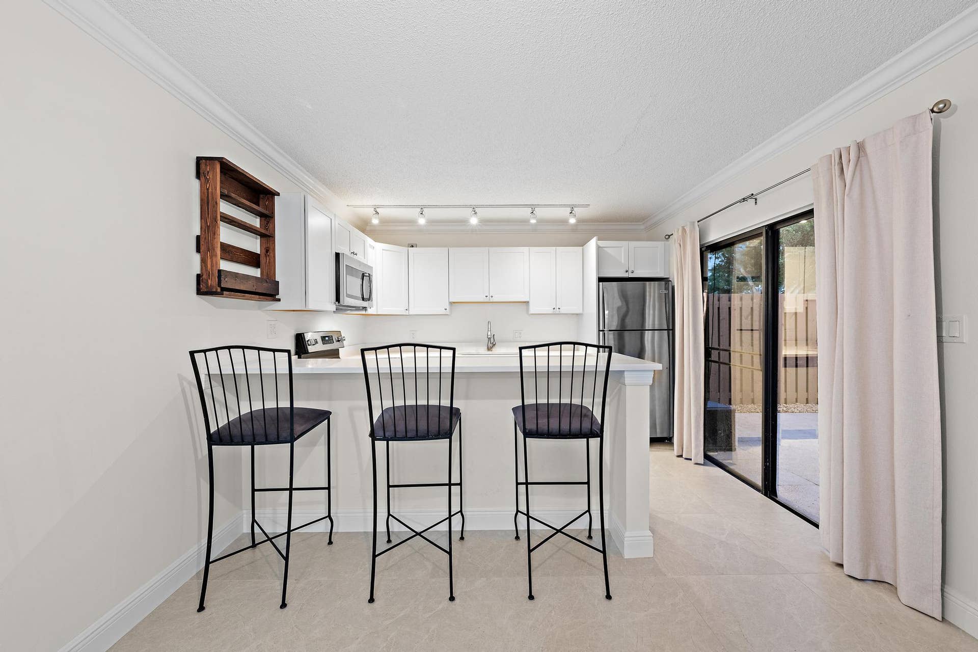 210 2nd Court, Palm Beach Gardens, FL 33410 Dining area view 2