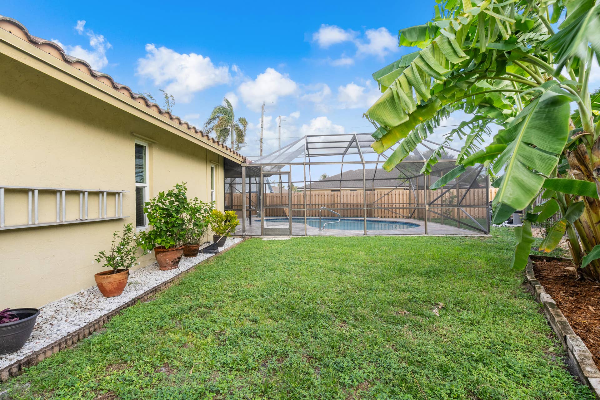 1119 SEA PINES Way, Lantana, FL 33462 side yard