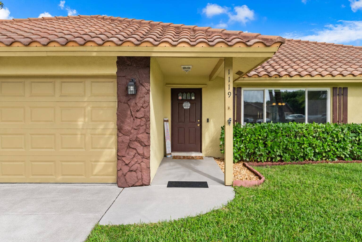 1119 SEA PINES Way, Lantana, FL 33462 entrance