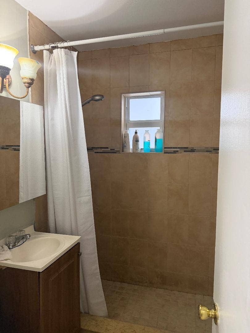 138 SW 21ST Way, Fort Lauderdale, FL 33312 Main Bath