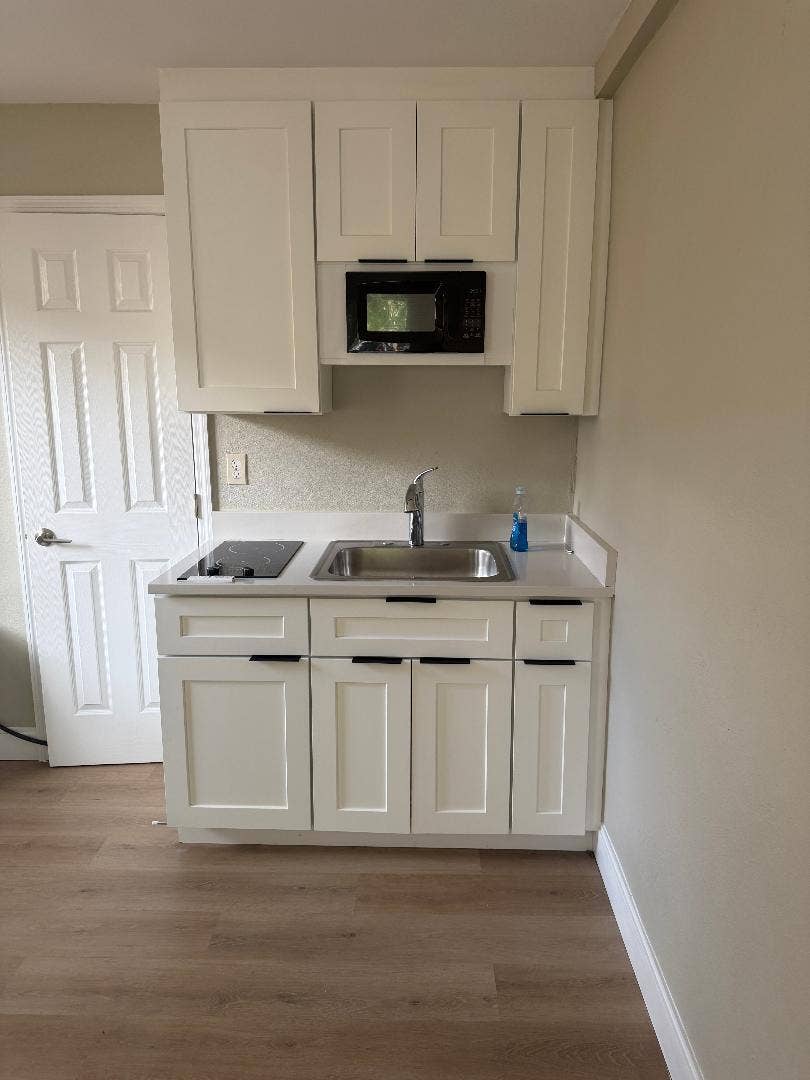 138 SW 21ST Way, Fort Lauderdale, FL 33312 Efficiency Room with bath