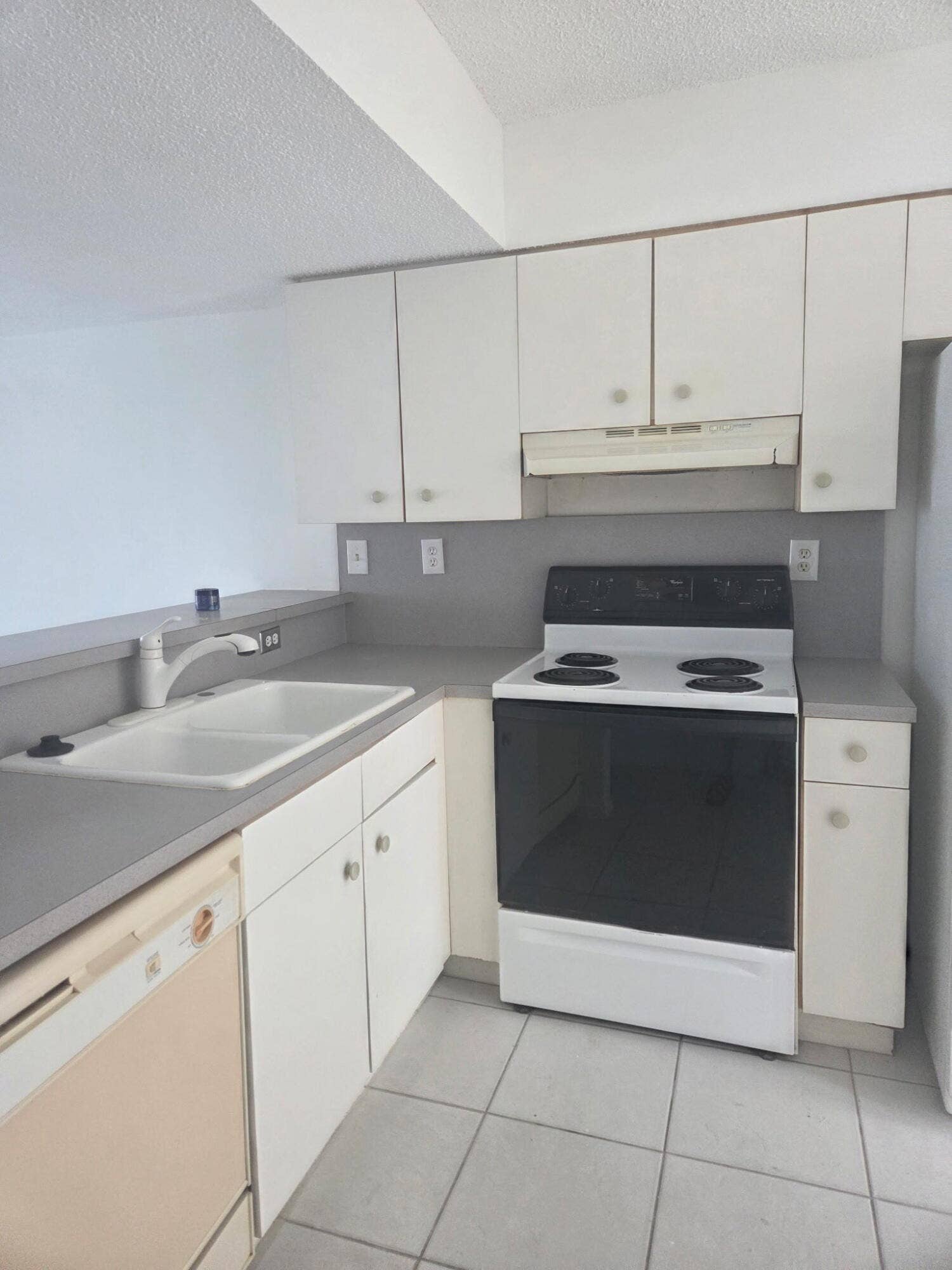 215 RIVIERA Circle, Weston, FL 33326 B - Kitchen
