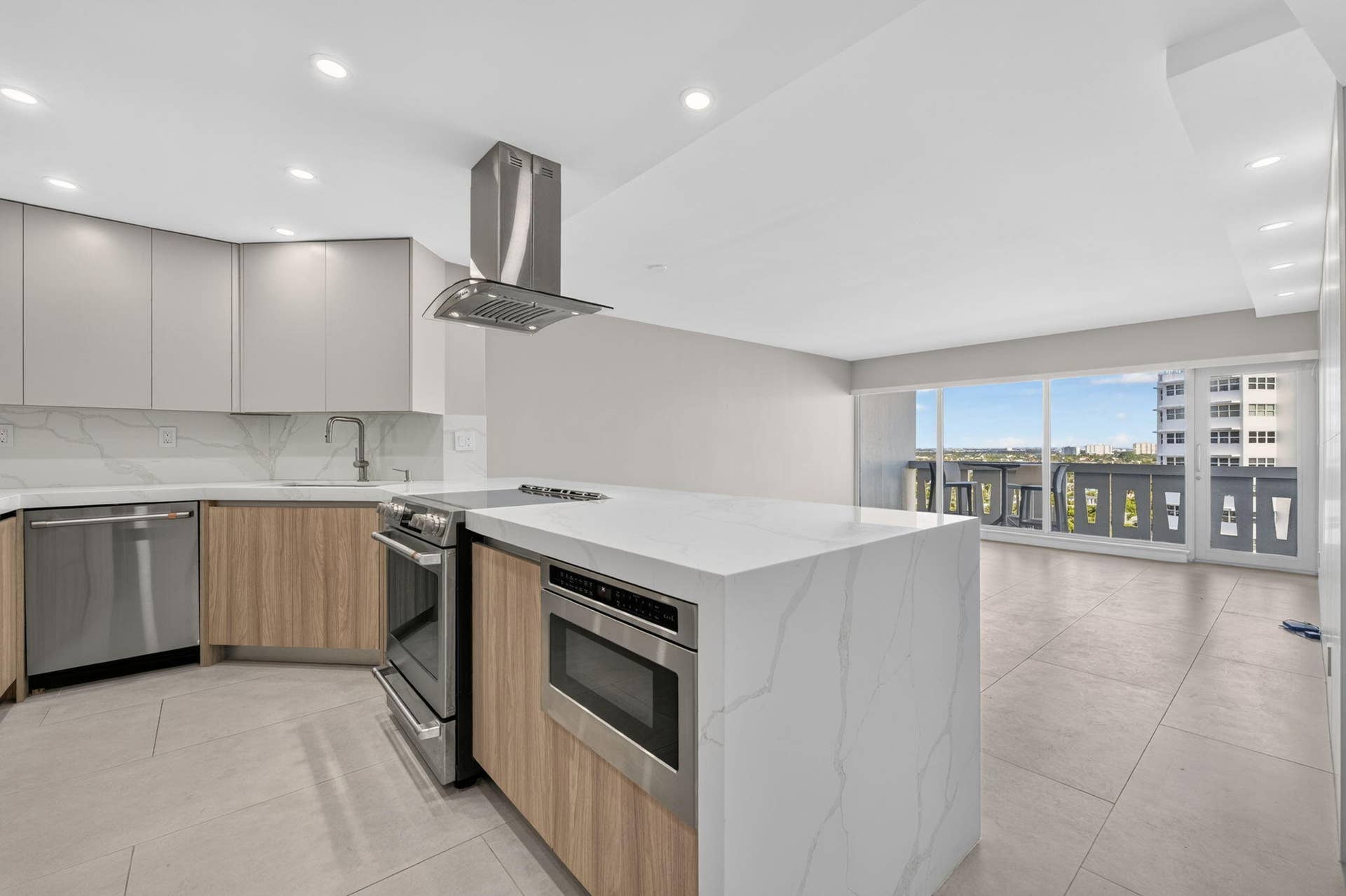 2100 S Ocean Drive, #15E, Fort Lauderdale, FL 33316 Kitchen