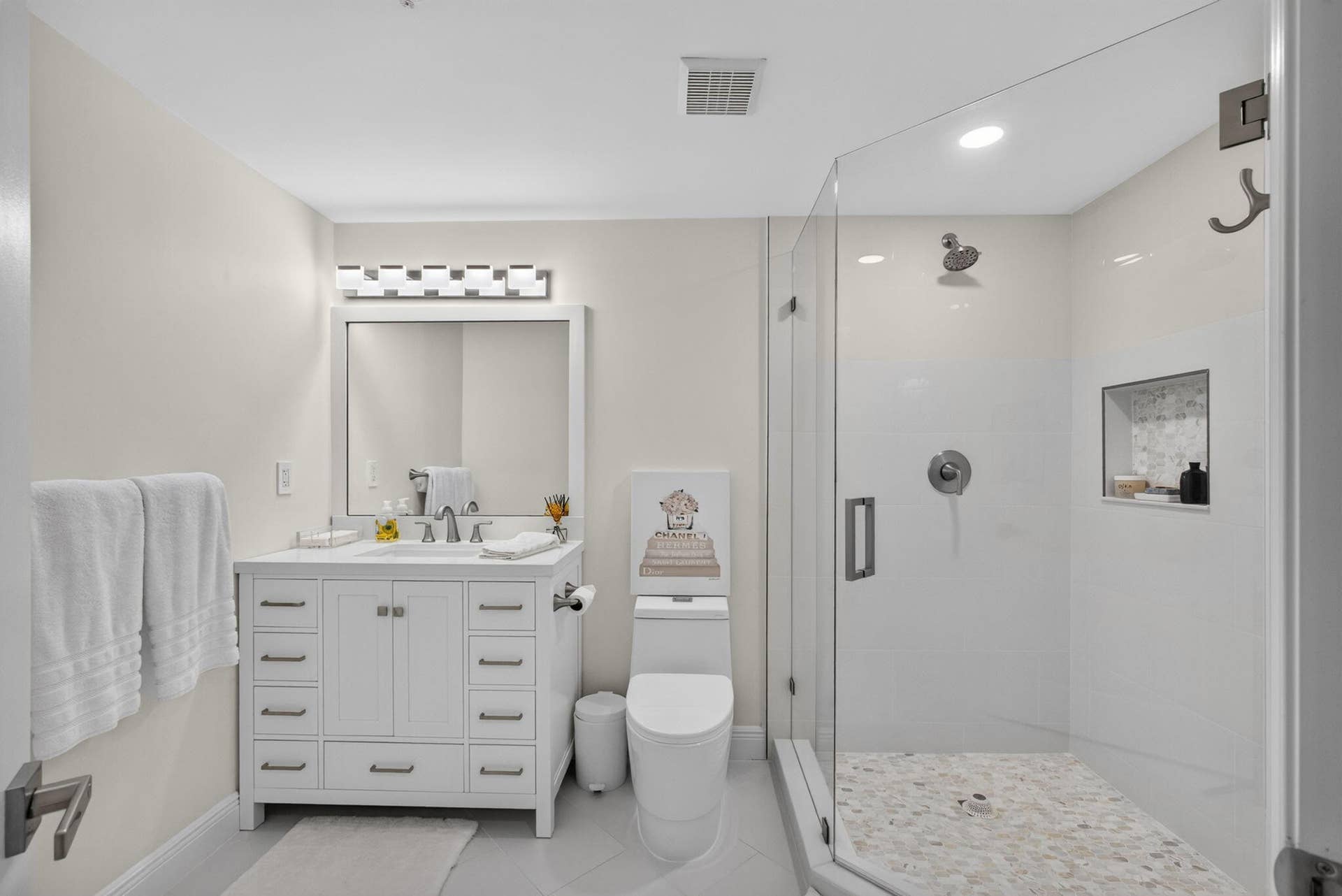 300 UNO LAGO Drive, #104, Juno Beach, FL 33408 Guest Bath