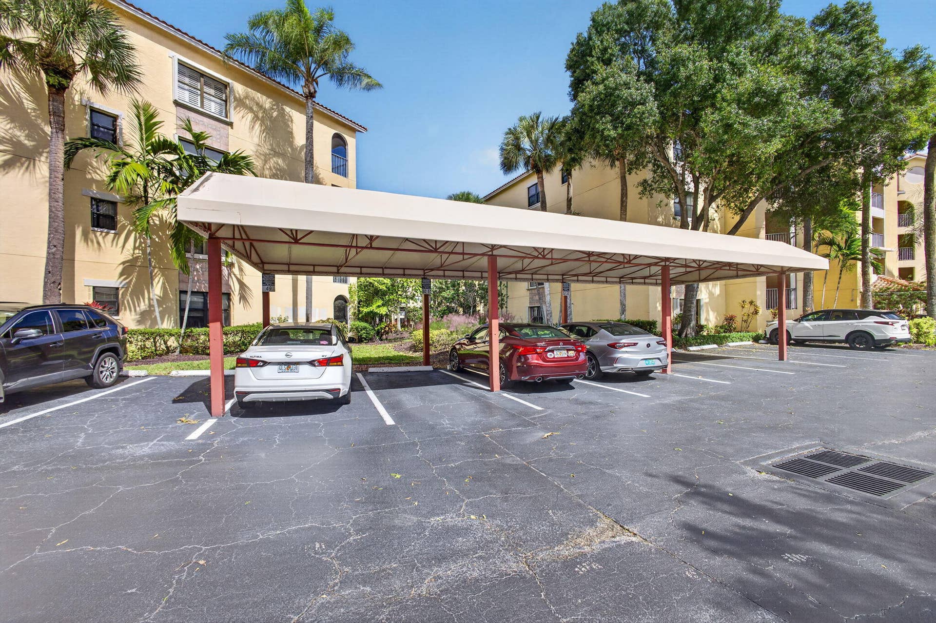 300 UNO LAGO Drive, #104, Juno Beach, FL 33408 Spot #50