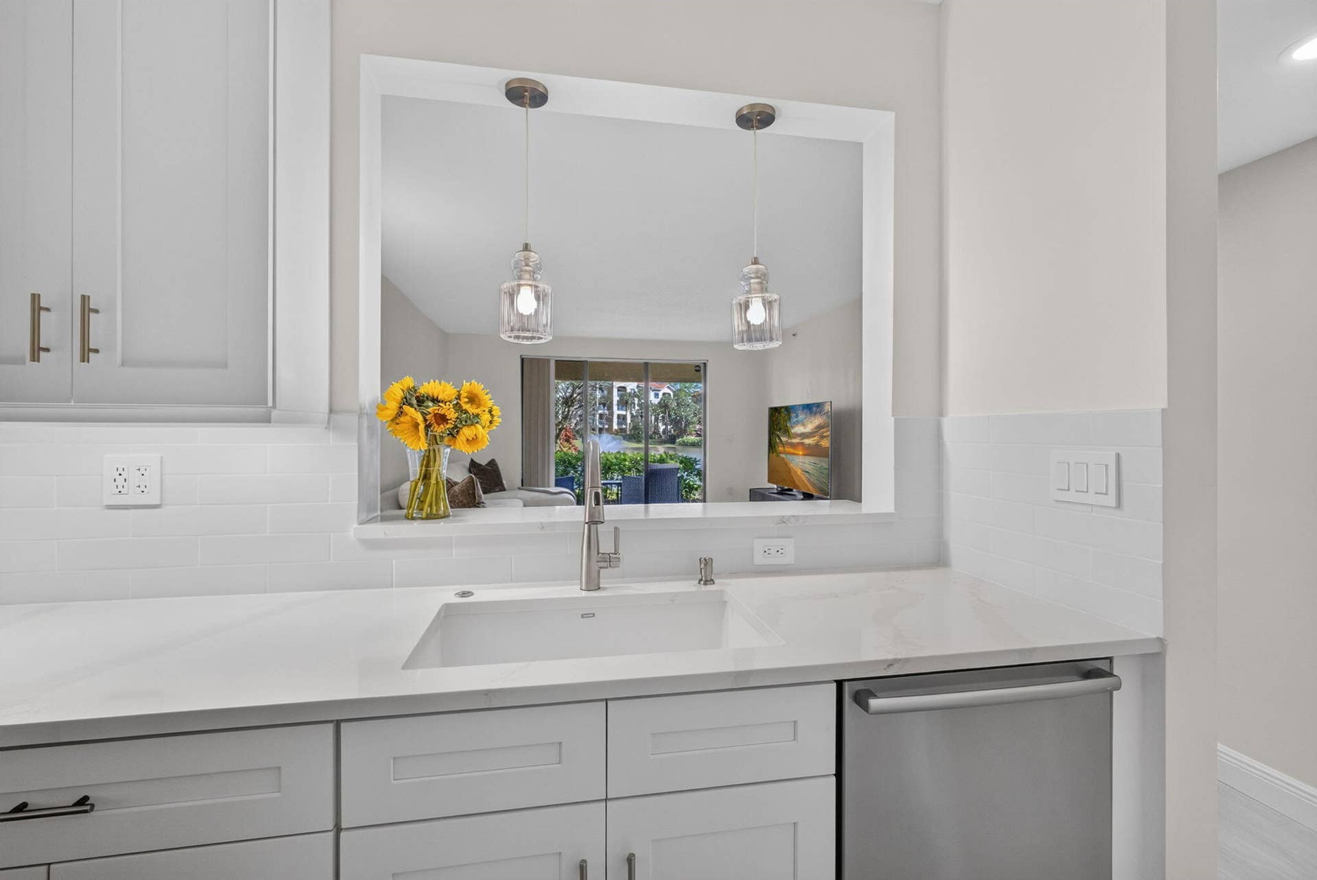 300 UNO LAGO Drive, #104, Juno Beach, FL 33408 Kitchen Pass Thru
