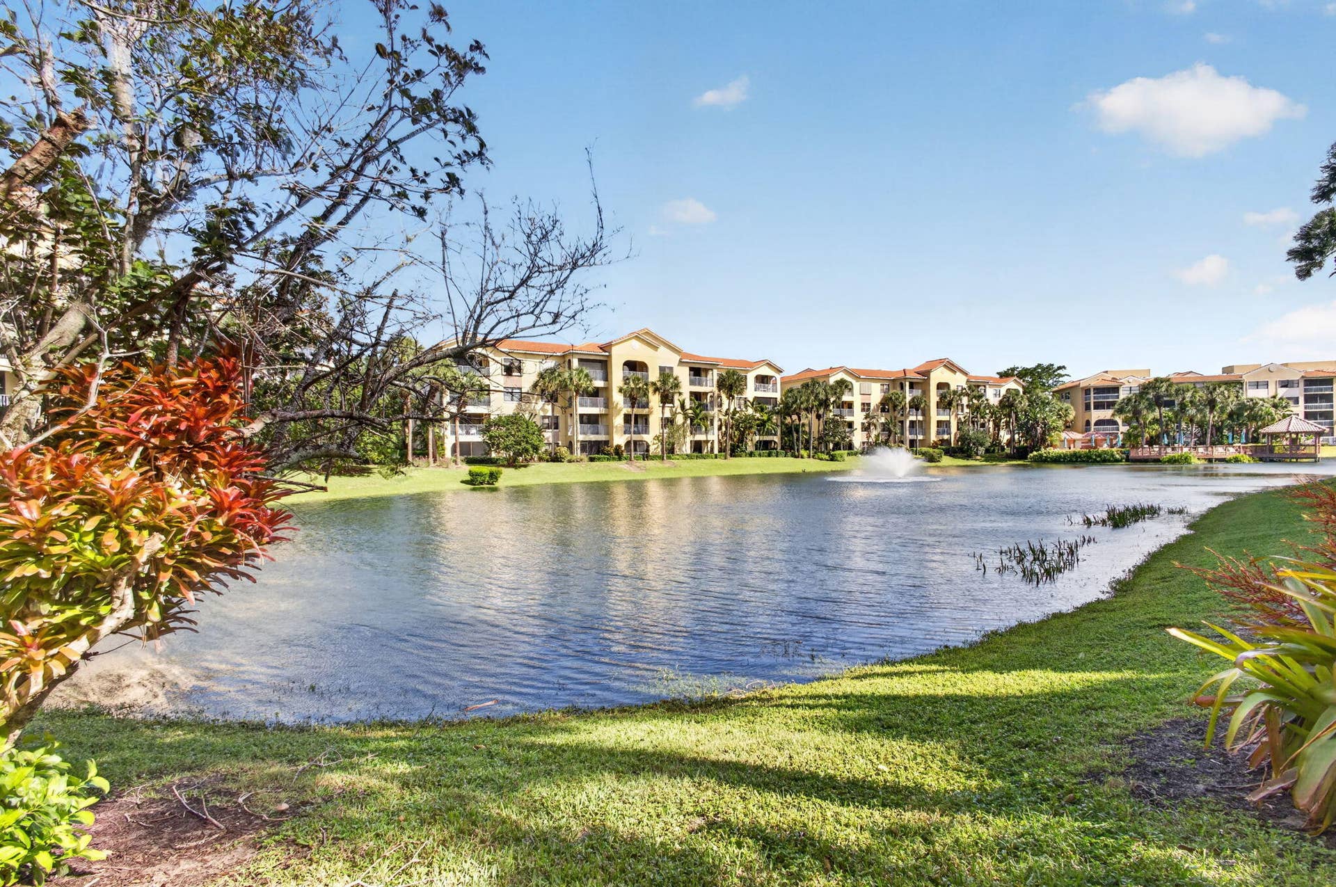 300 UNO LAGO Drive, #104, Juno Beach, FL 33408 View of Lake