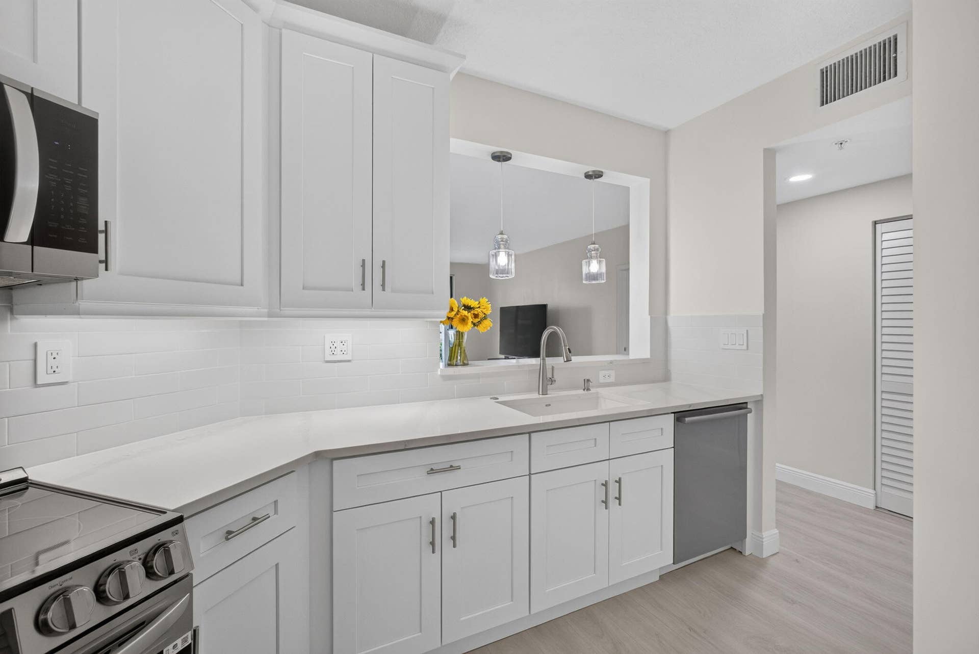 300 UNO LAGO Drive, #104, Juno Beach, FL 33408 Kitchen