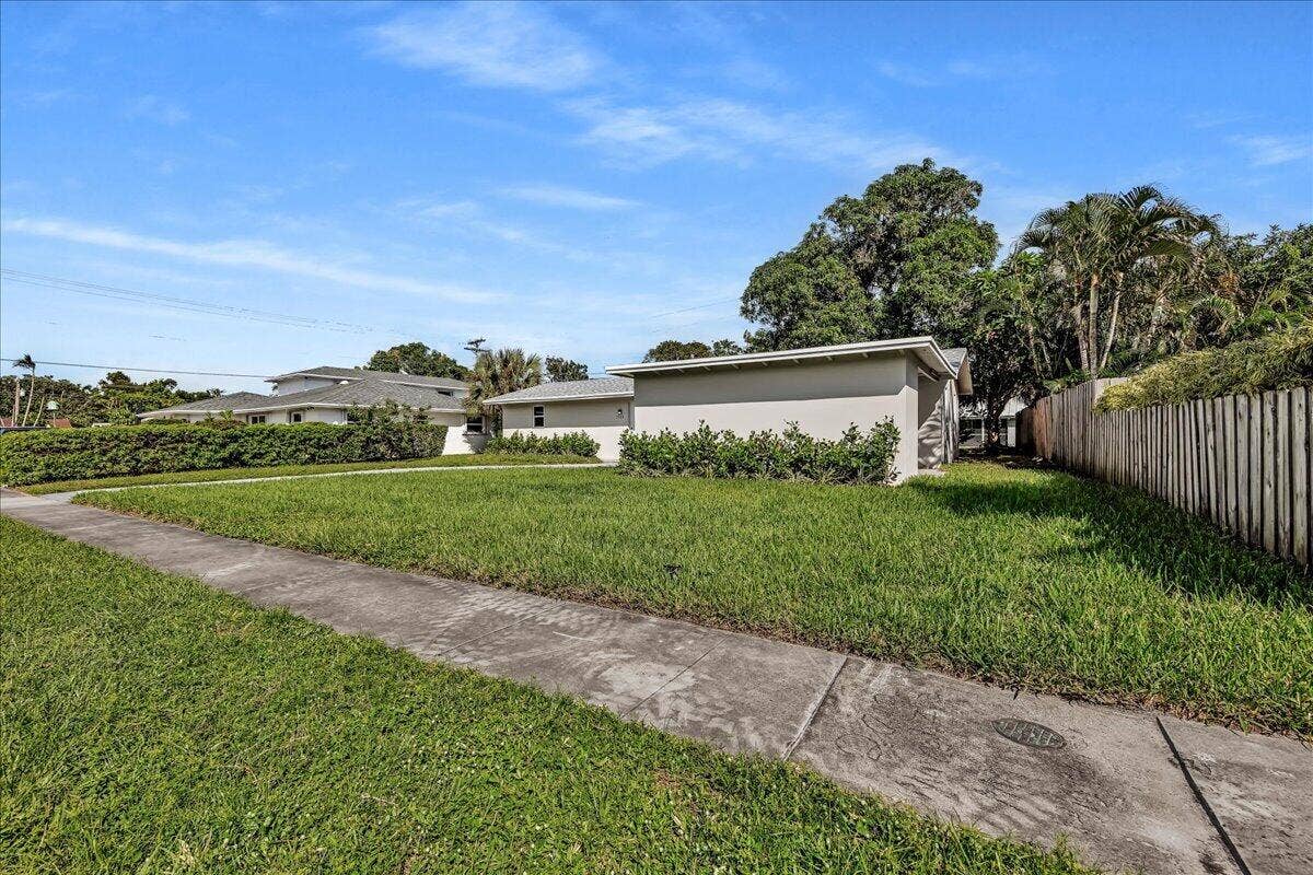 1463 8th Street, West Palm Beach, FL 33401 03-306A8833