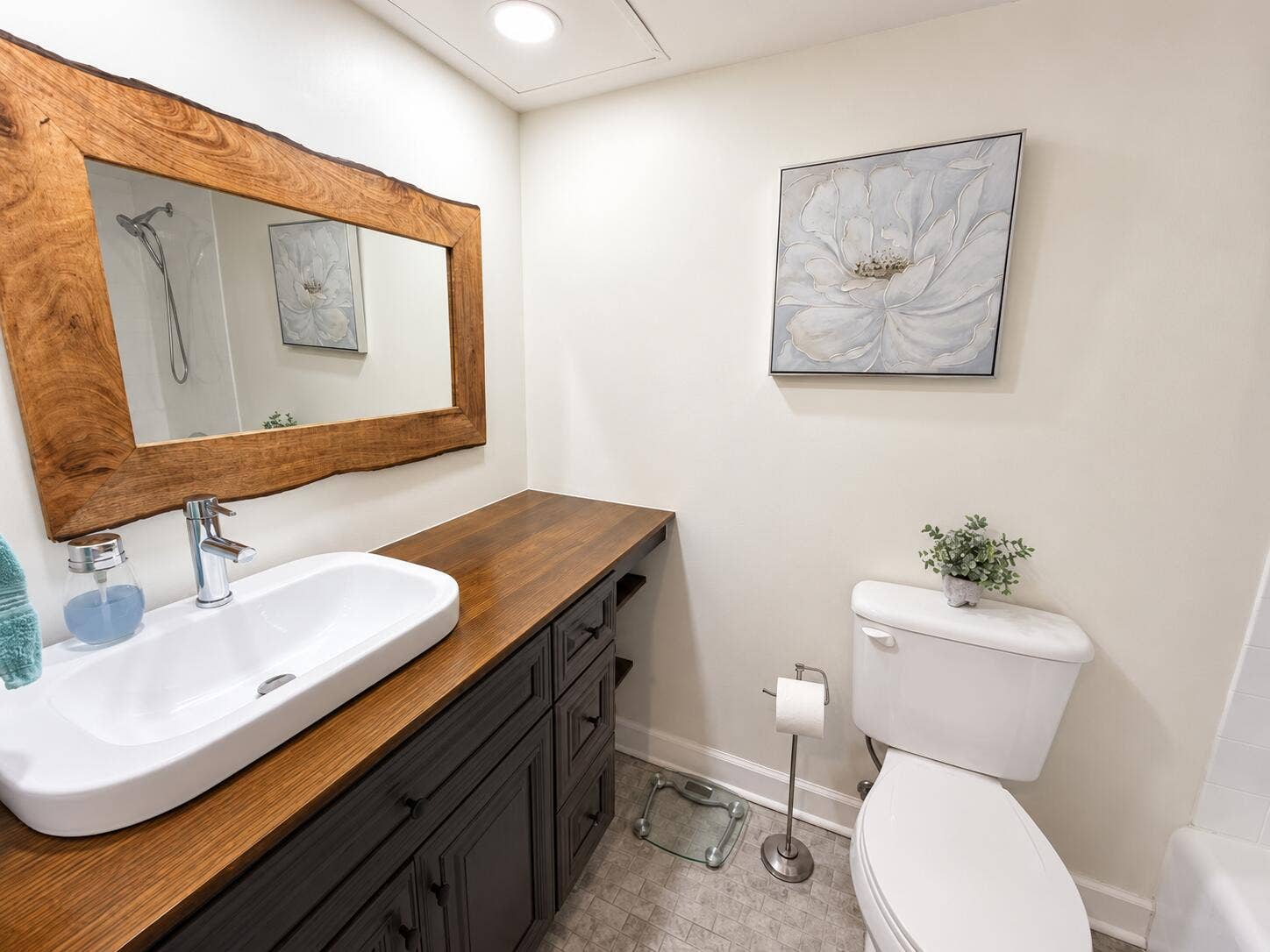 251 174TH Street, #707, Sunny Isles Beach, FL 33160 Bao moderno con detalles de madera y f