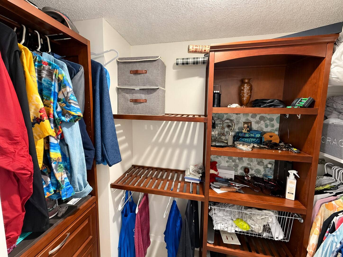 251 174TH Street, #707, Sunny Isles Beach, FL 33160 Armario organizado con ropa y recuerdos