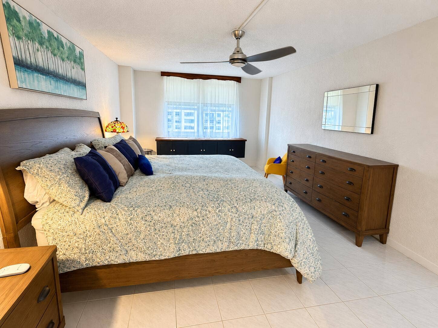 251 174TH Street, #707, Sunny Isles Beach, FL 33160 Dormitorio moderno con cama ornamentada