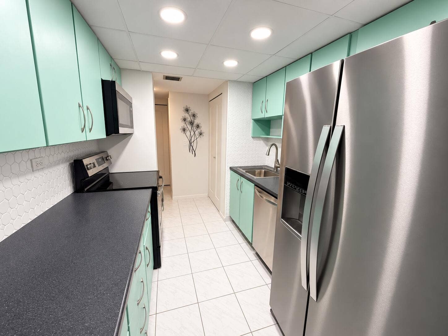 251 174TH Street, #707, Sunny Isles Beach, FL 33160 Cocina galera moderna color menta