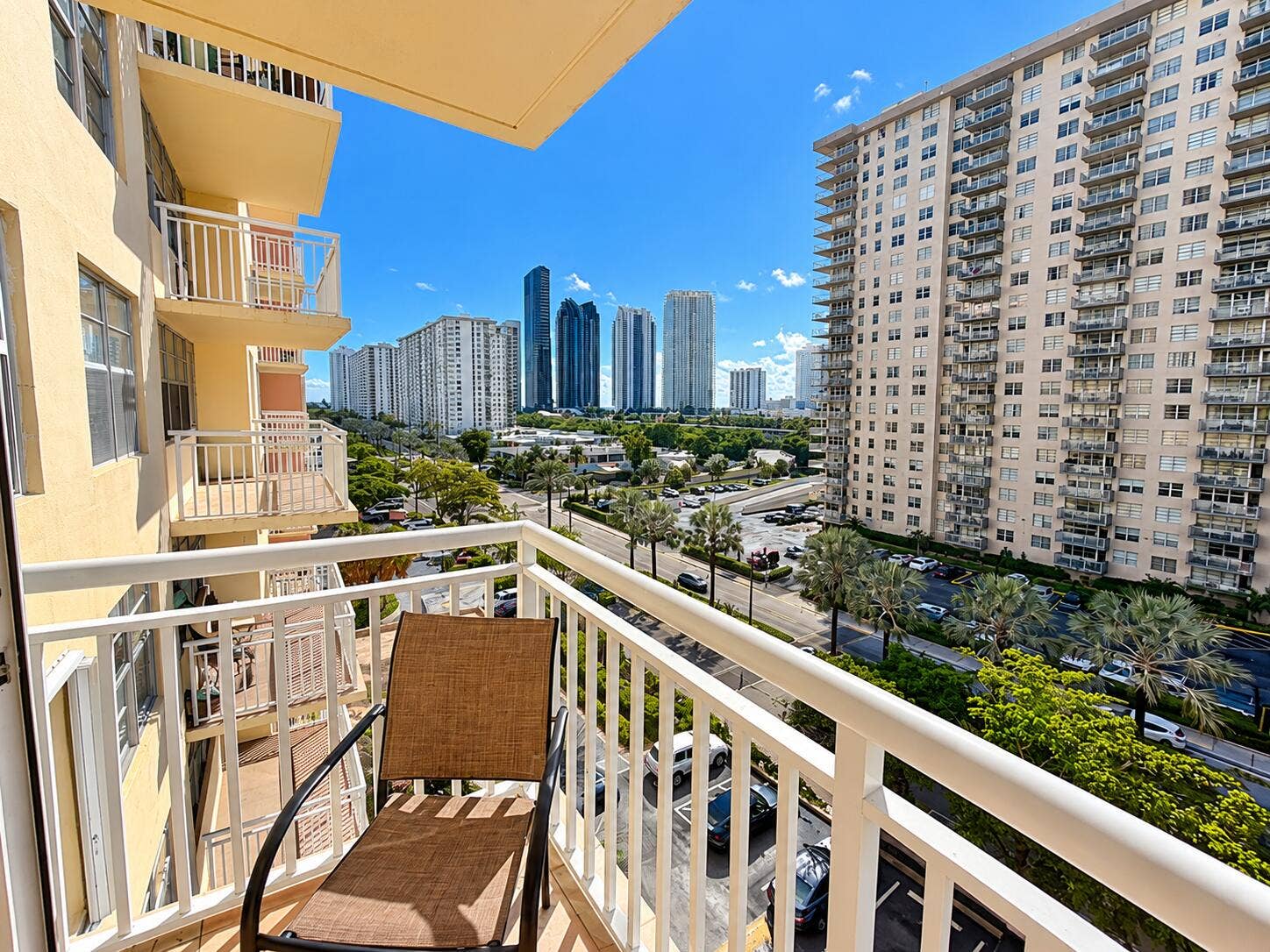 251 174TH Street, #707, Sunny Isles Beach, FL 33160 Balcn soleado con vista urbana (1)