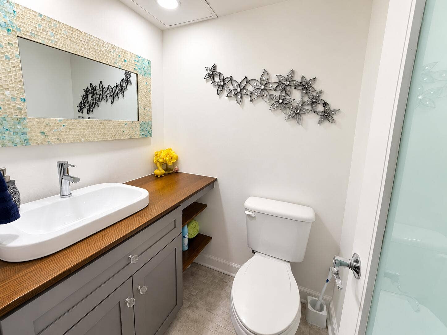 251 174TH Street, #707, Sunny Isles Beach, FL 33160 Bao moderno con detalles florales