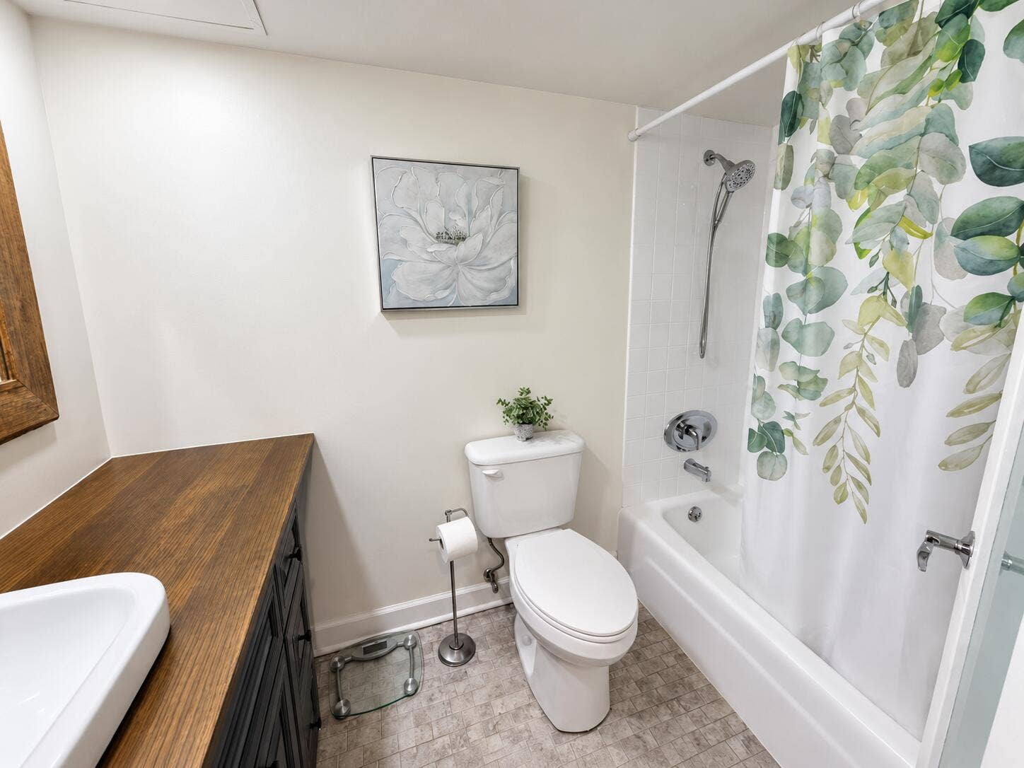 251 174TH Street, #707, Sunny Isles Beach, FL 33160 Bao moderno con detalles botnicos