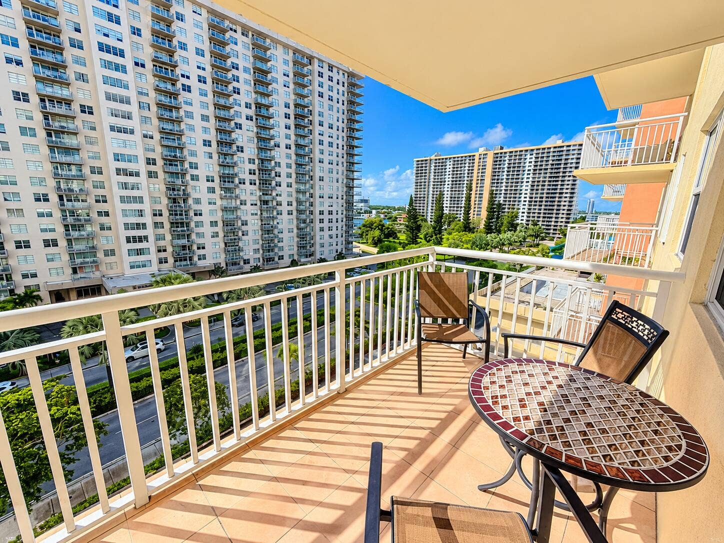 251 174TH Street, #707, Sunny Isles Beach, FL 33160 Balcn soleado con vista urbana