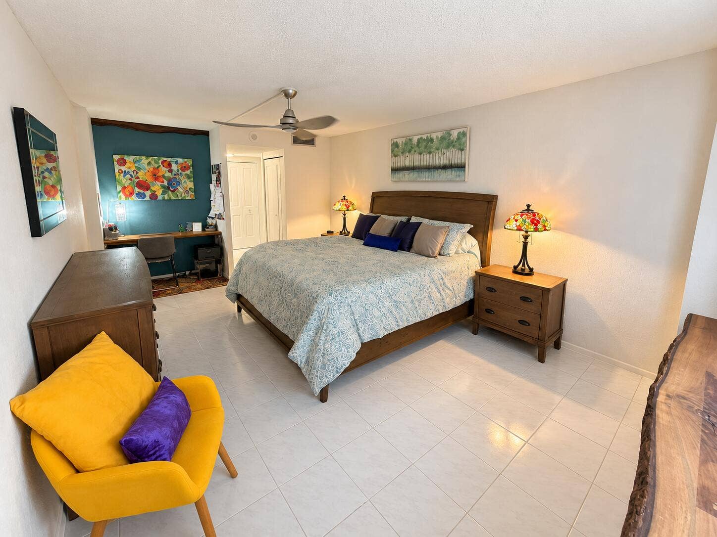 251 174TH Street, #707, Sunny Isles Beach, FL 33160 Dormitorio moderno con rincn de oficin
