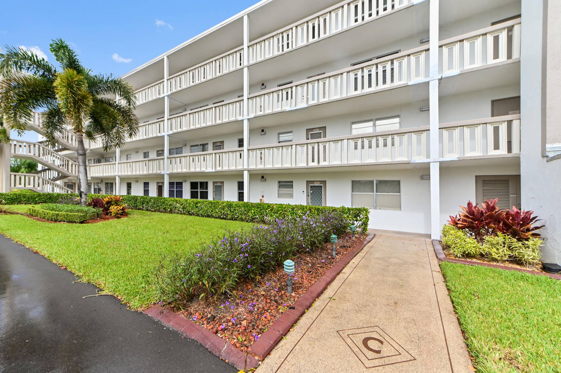 1052 Rexford C, Boca Raton, FL 33434 19 Building walkway