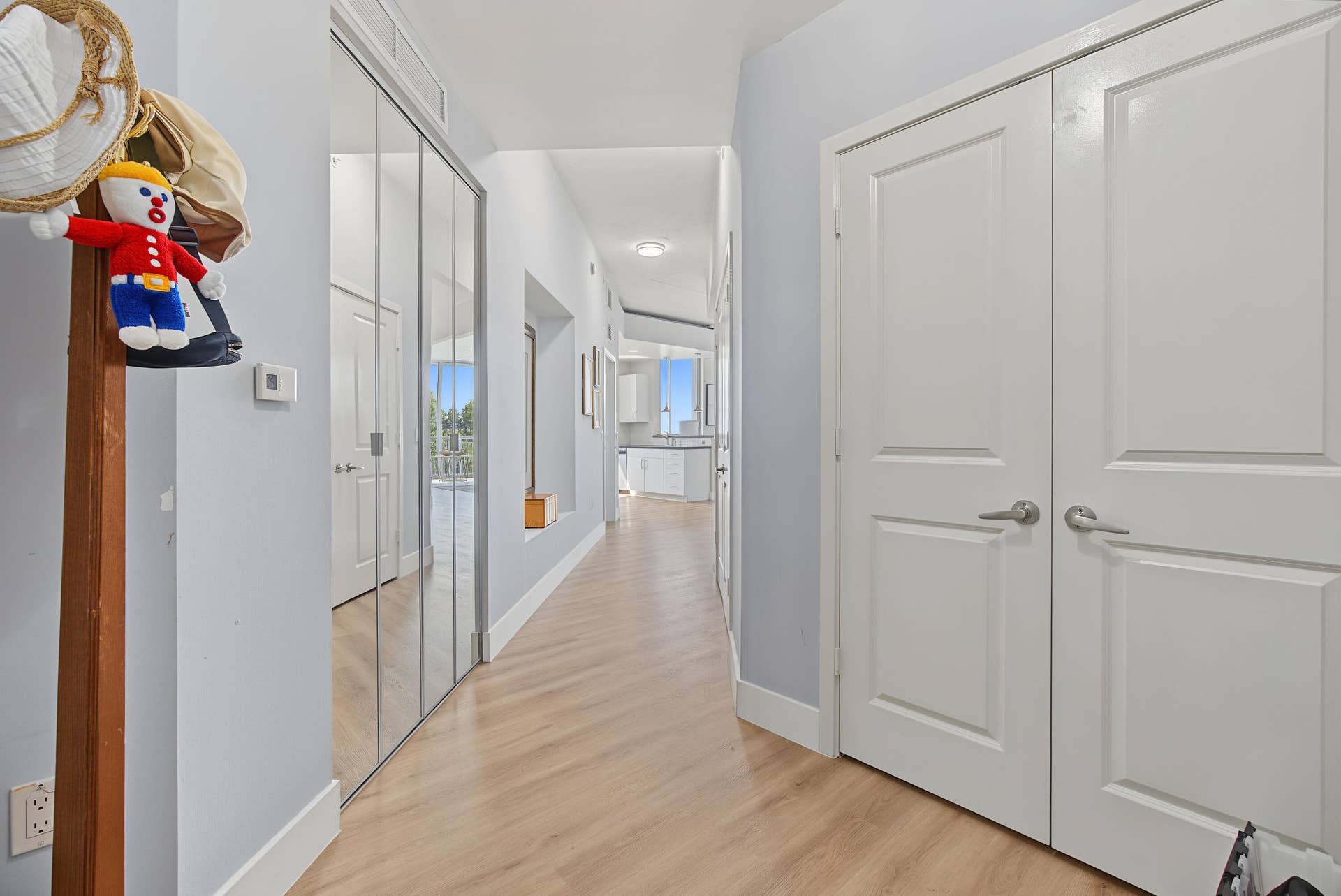 300 S AUSTRALIAN Avenue, #307, West Palm Beach, West Palm Beach, FL 33401 Entryway hallway