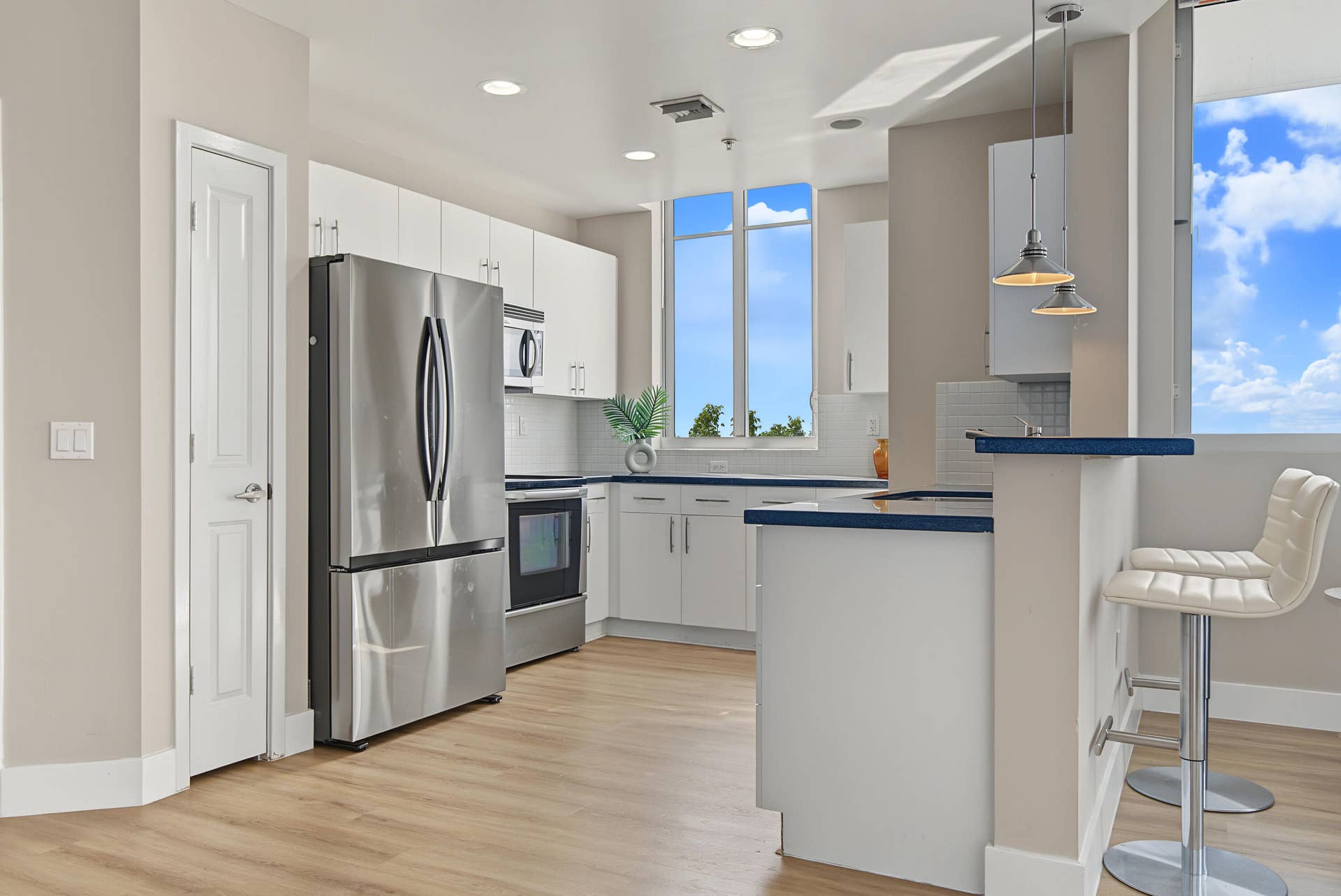 300 S AUSTRALIAN Avenue, #307, West Palm Beach, West Palm Beach, FL 33401 bar-height counter seating