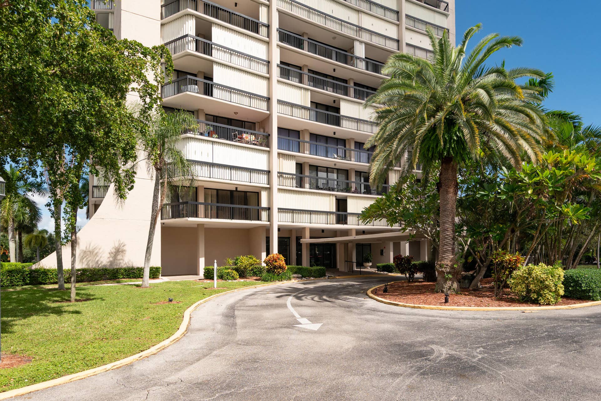 2425 PRESIDENTIAL Way, #201, West Palm Beach, FL 33401 Clark 2425 Presidential Way 201-003