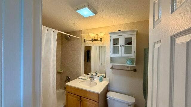 744 NE 14TH Avenue, #16, Fort Lauderdale, FL 33304 Bathroom w Tub & Shower