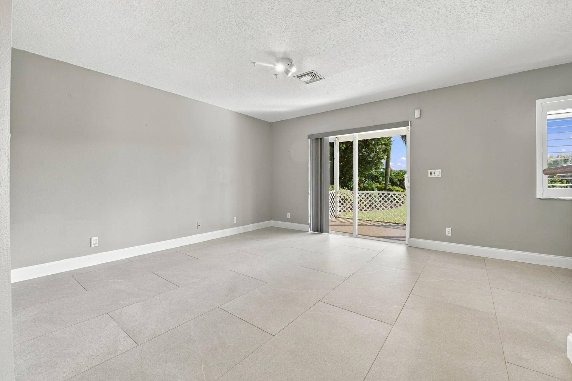 4592 SW 14TH Street, Deerfield Beach, FL 33442 9__jjl4701