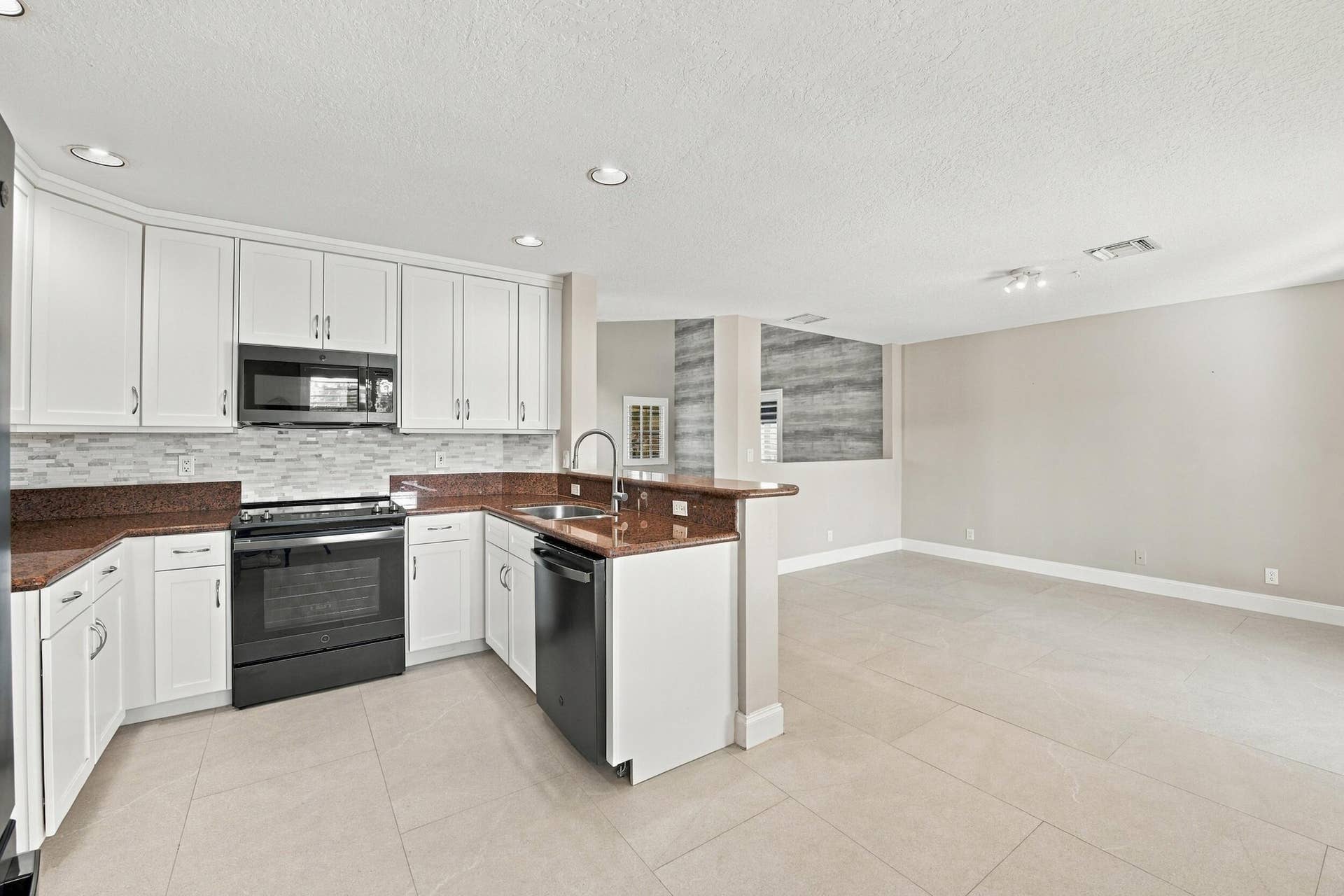 4592 SW 14TH Street, Deerfield Beach, FL 33442 14__jjl4726