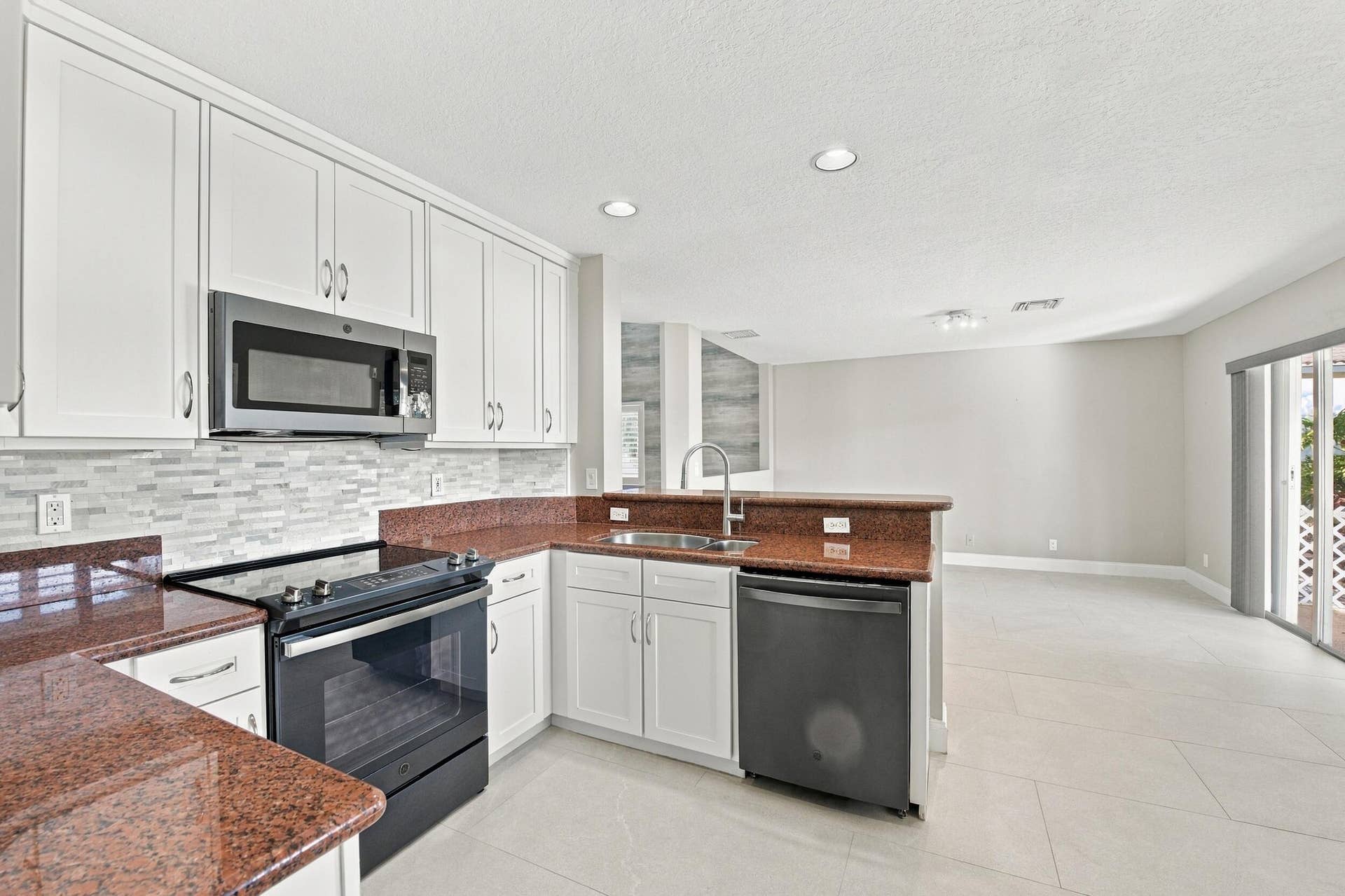 4592 SW 14TH Street, Deerfield Beach, FL 33442 16__jjl4736