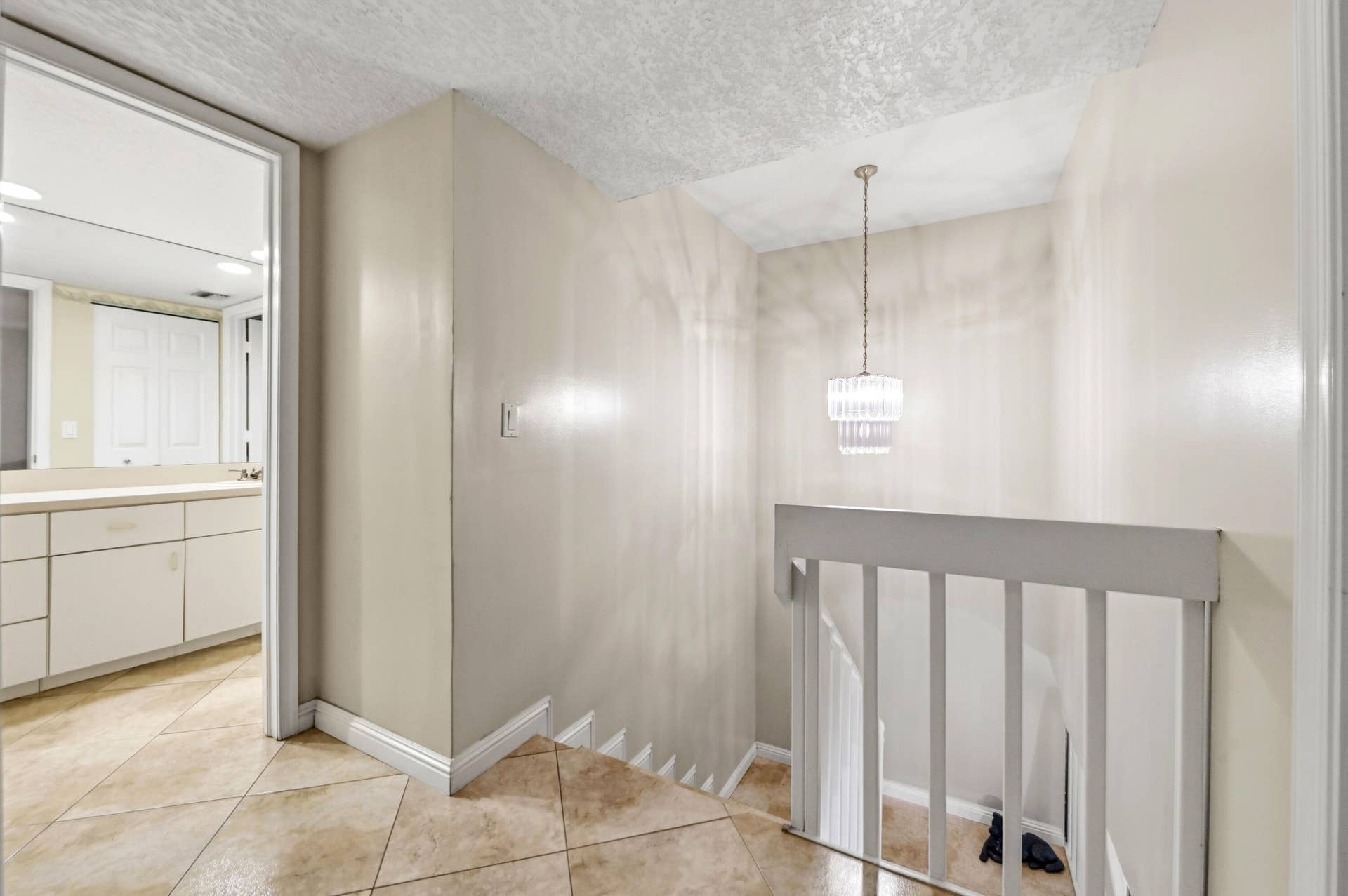 302 Woodland Road, Palm Springs, FL 33461 25 Hall 02