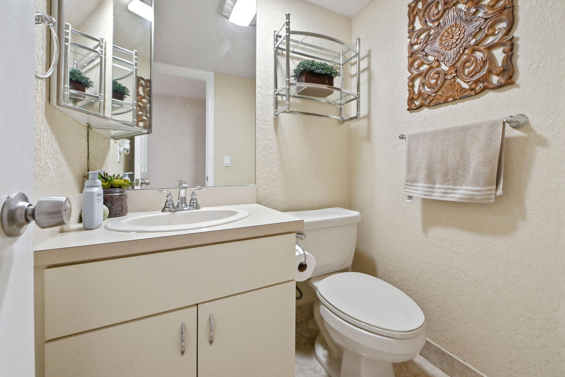 302 Woodland Road, Palm Springs, FL 33461 12 Bathroom 01