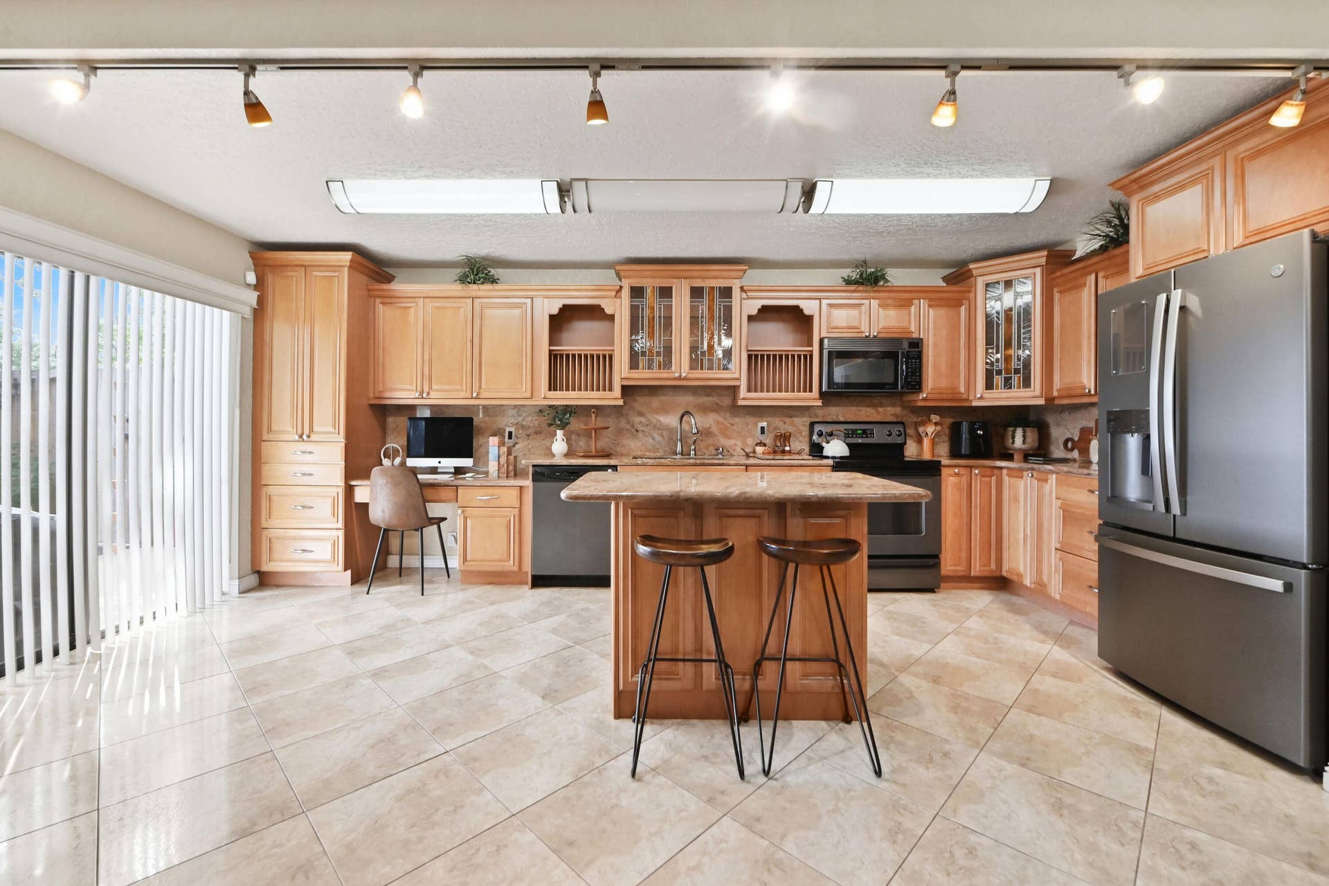 302 Woodland Road, Palm Springs, FL 33461 05 Kitchen 02