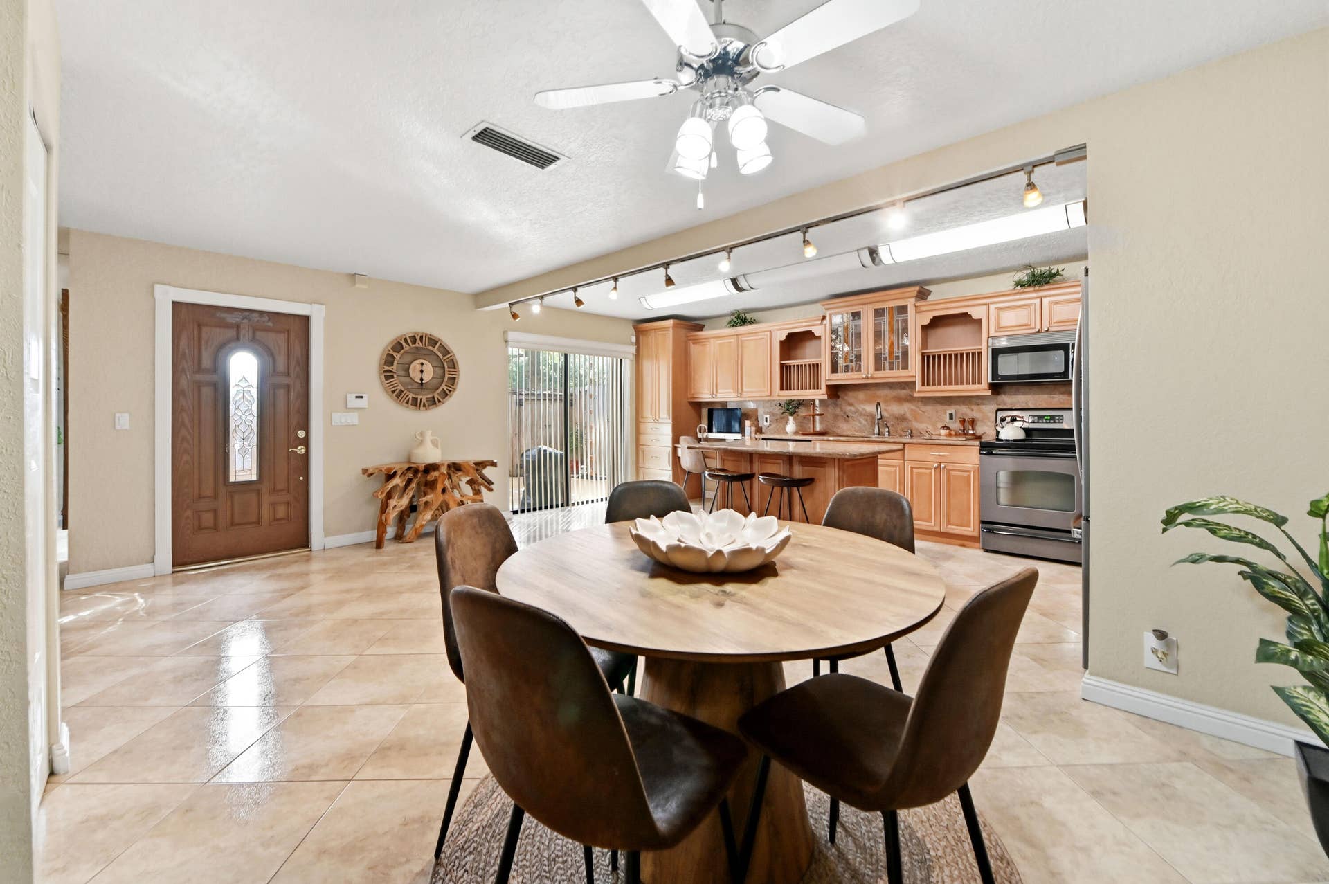302 Woodland Road, Palm Springs, FL 33461 11 Dining area 02