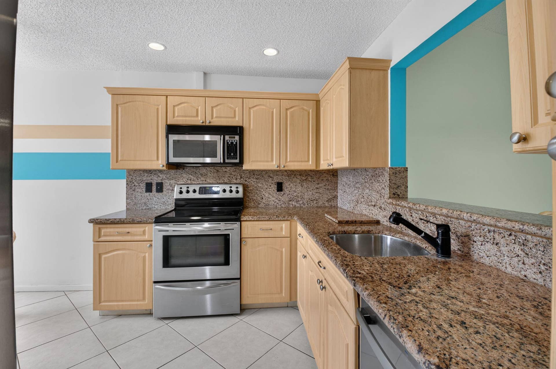 10871 Lake Front Place, Boca Raton, FL 33498 Granite Counters