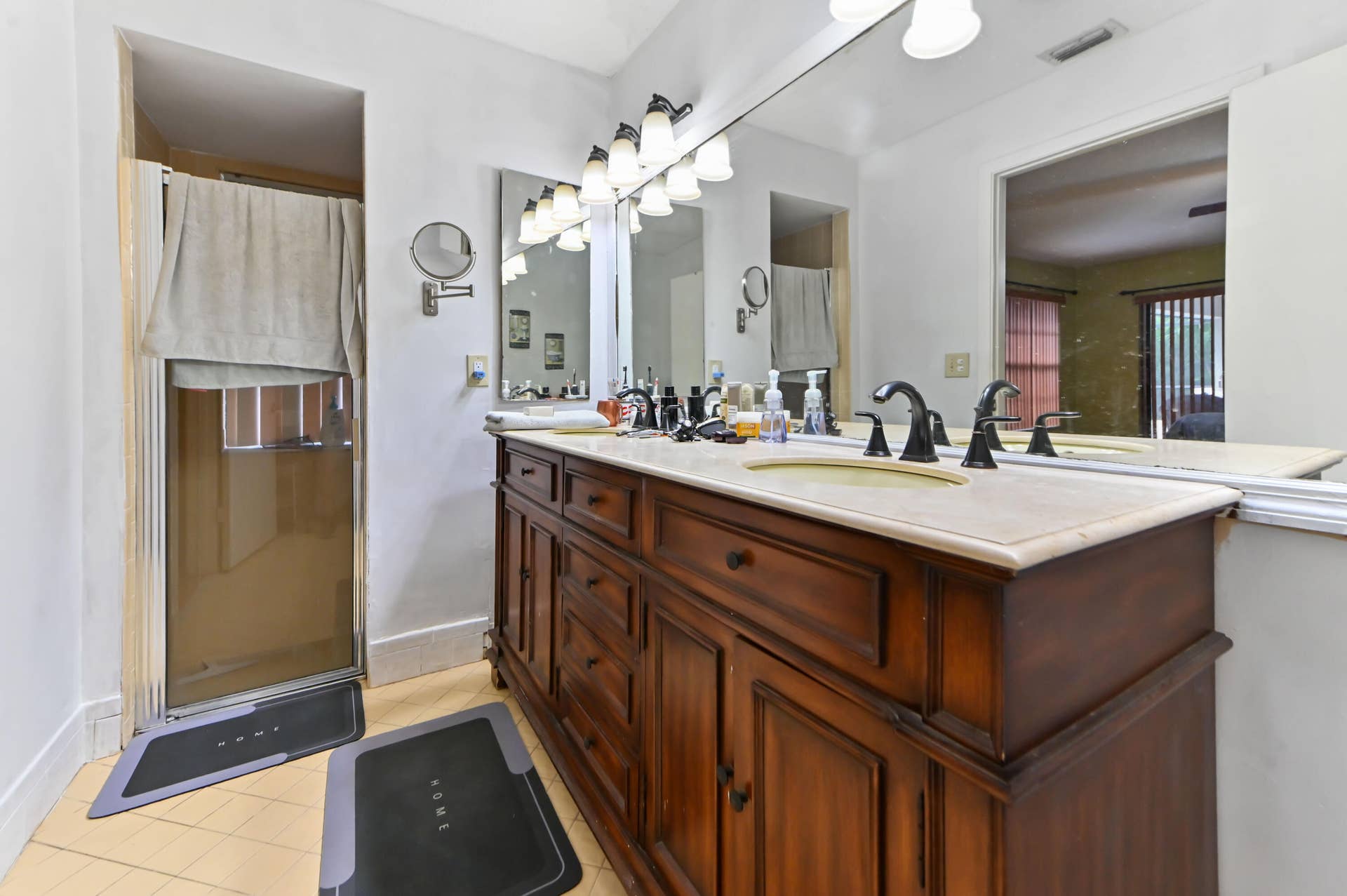 24 bathroom 01
