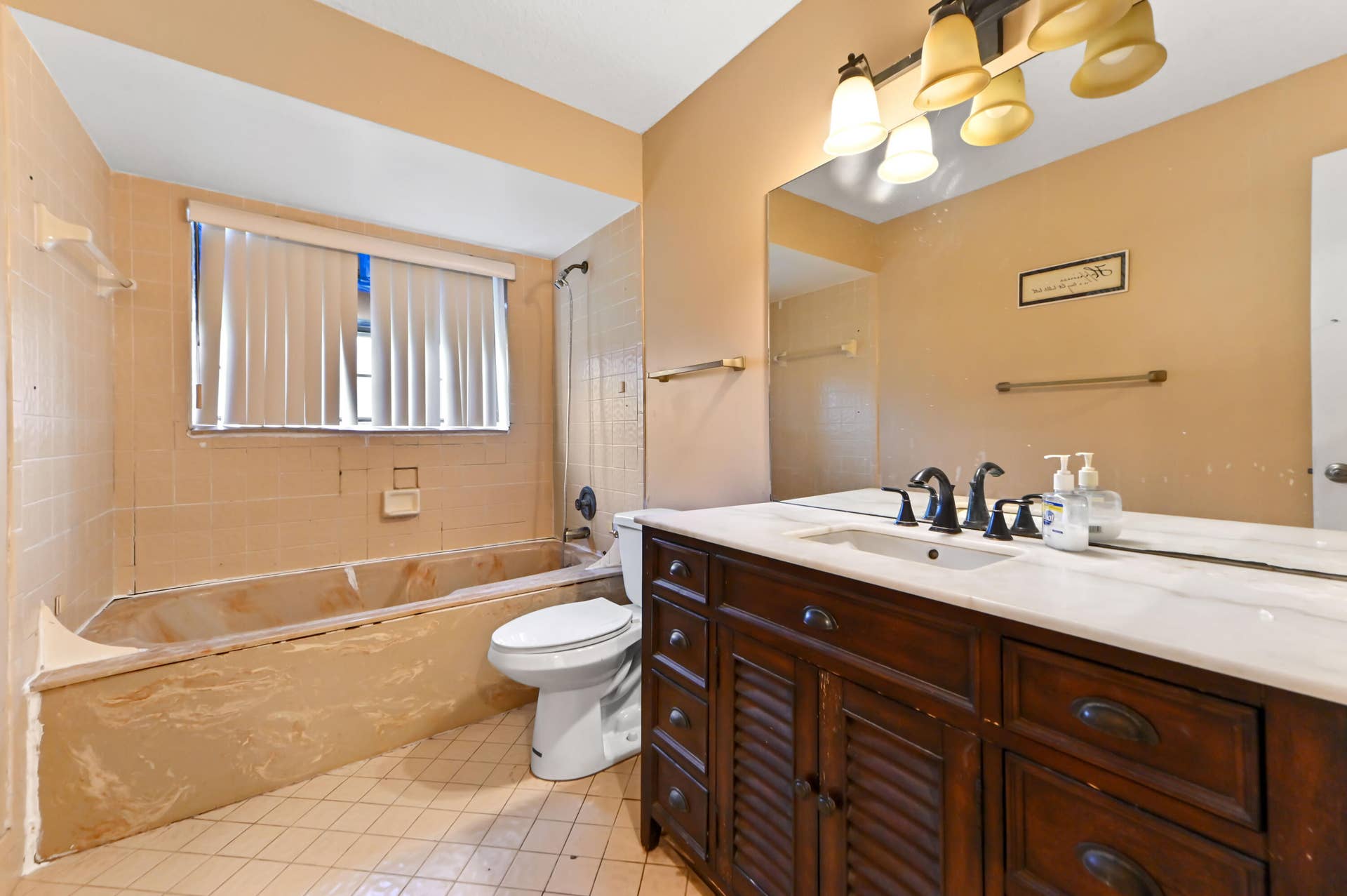 19 bathroom 01