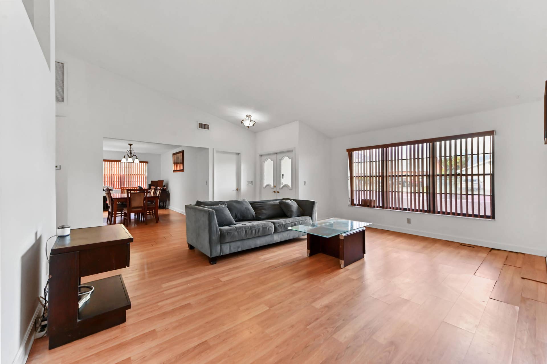 07 living room 04