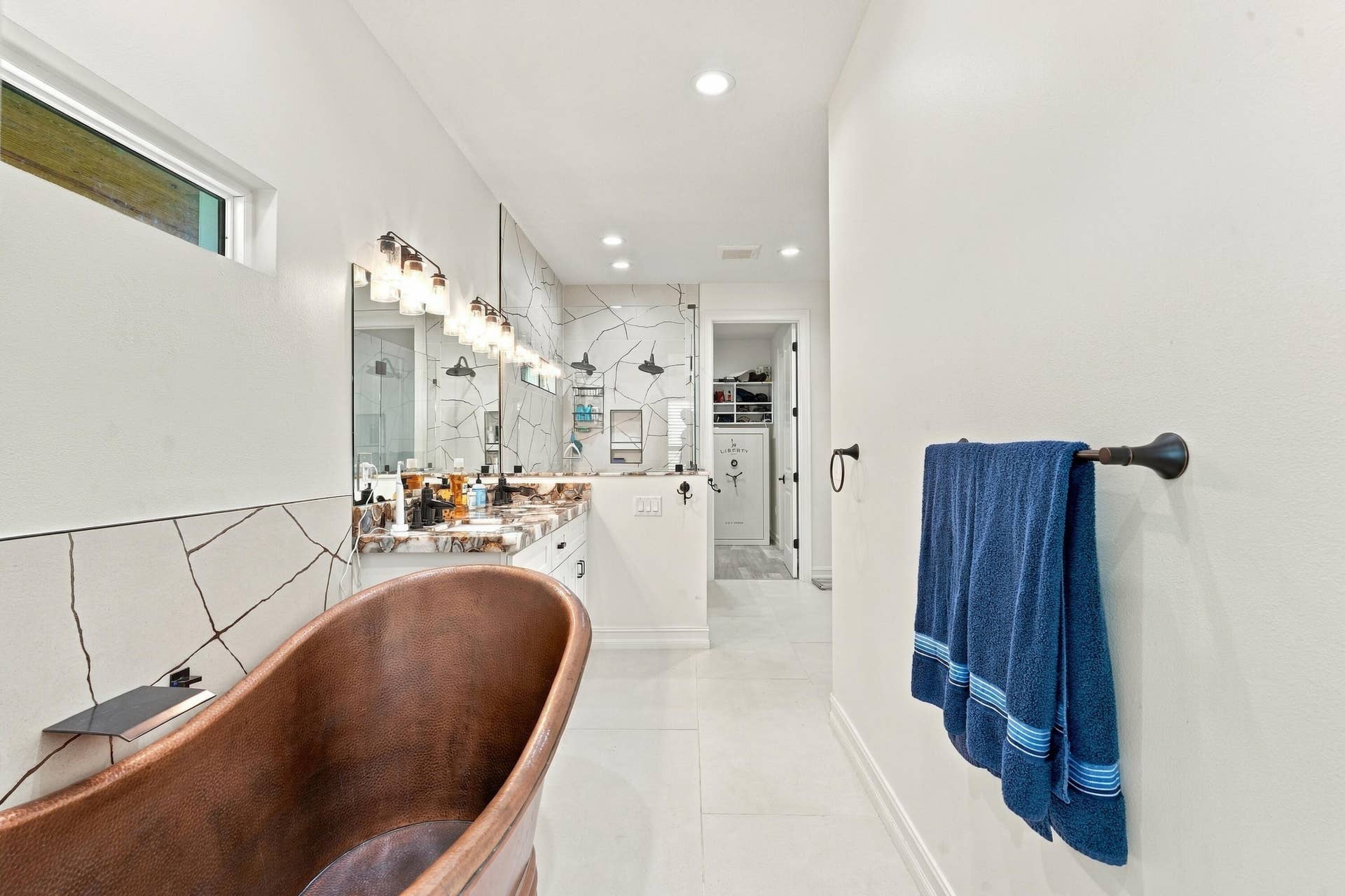 8700 SW 2nd Street, Okeechobee, FL 34974 Luxurious Primary Bathroom
