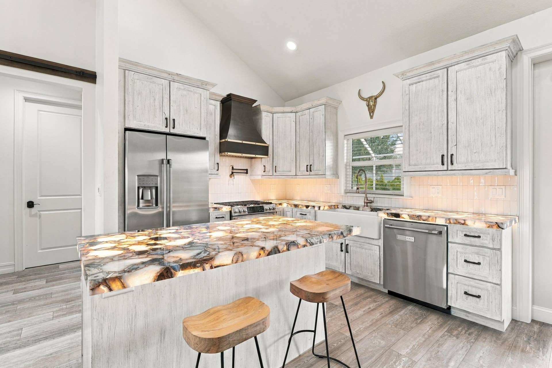 8700 SW 2nd Street, Okeechobee, FL 34974 Chef's Kitchen with Quartz Countertops