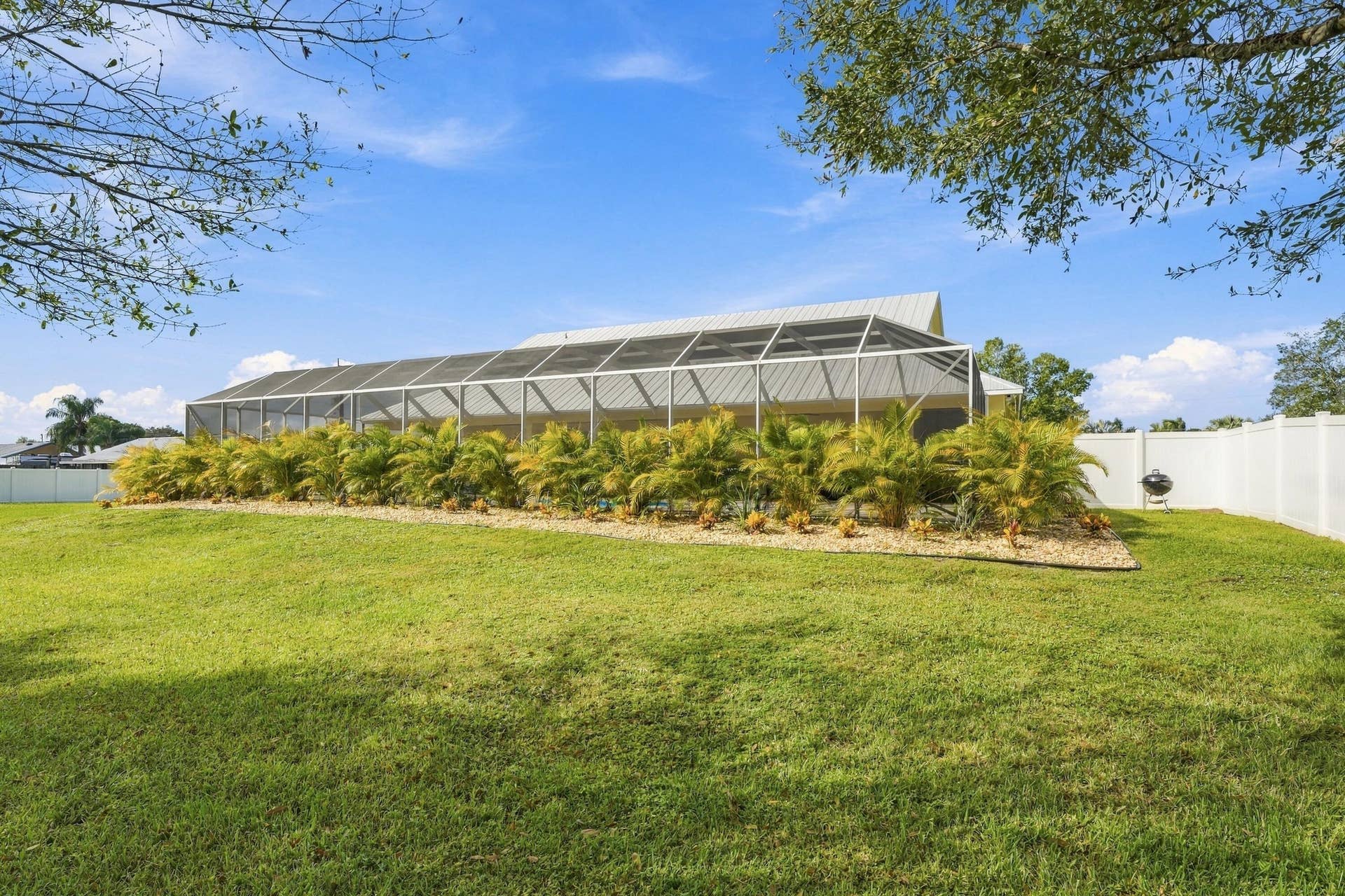8700 SW 2nd Street, Okeechobee, FL 34974 Beautiful Landscaping & Pool Enclosure