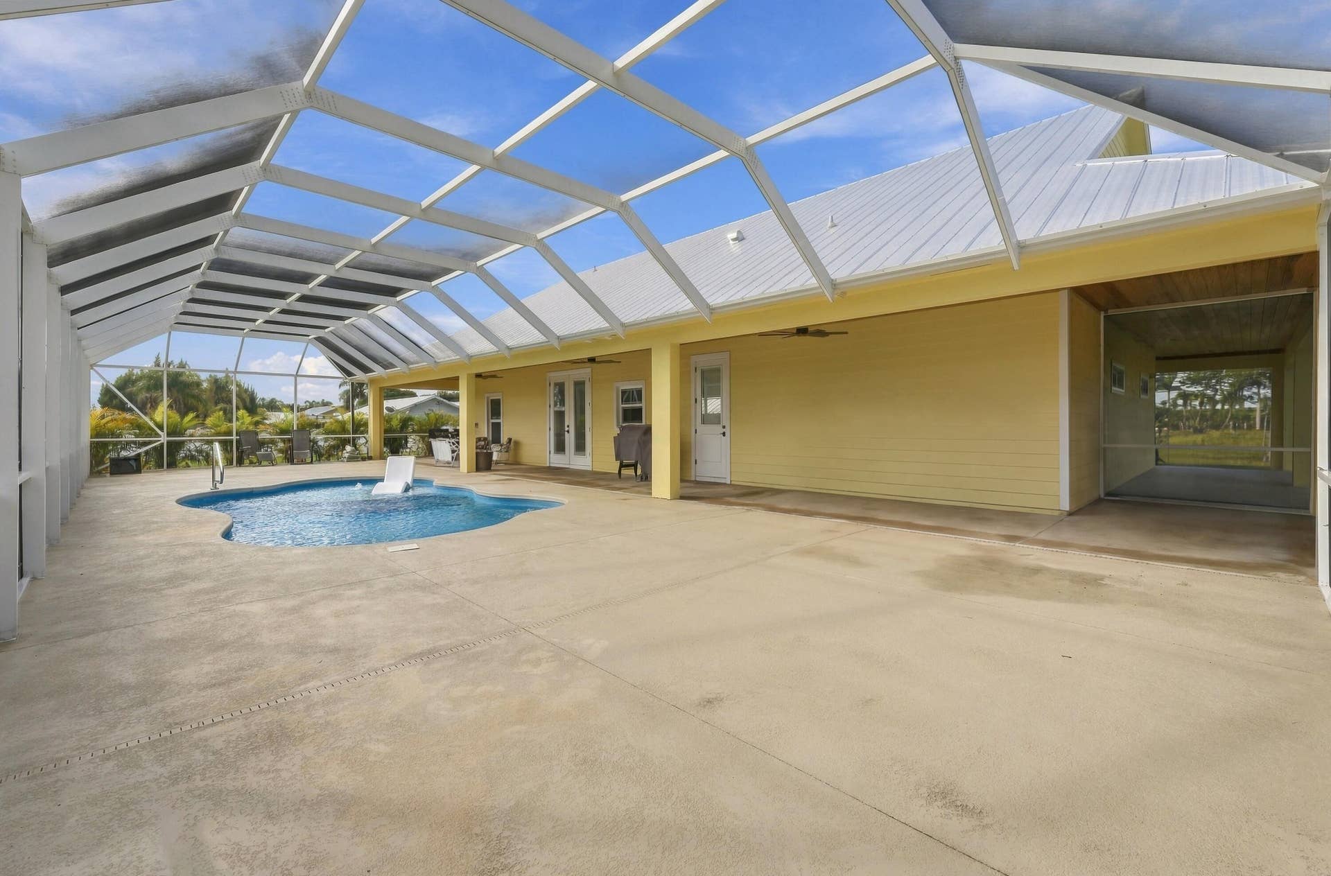 8700 SW 2nd Street, Okeechobee, FL 34974 Private Screened Pool & Outdoor Space