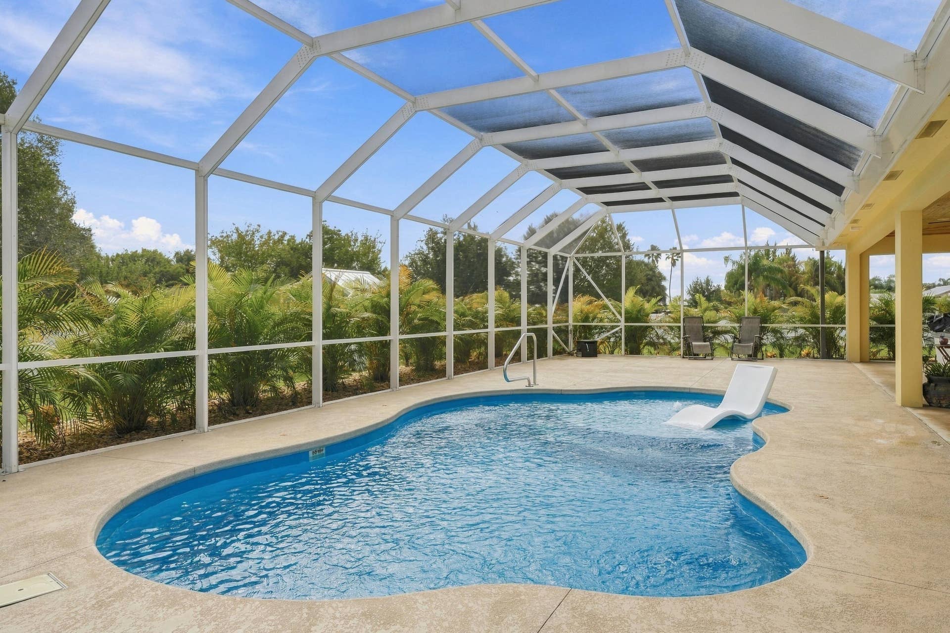8700 SW 2nd Street, Okeechobee, FL 34974 Private Screened Pool & Outdoor Space