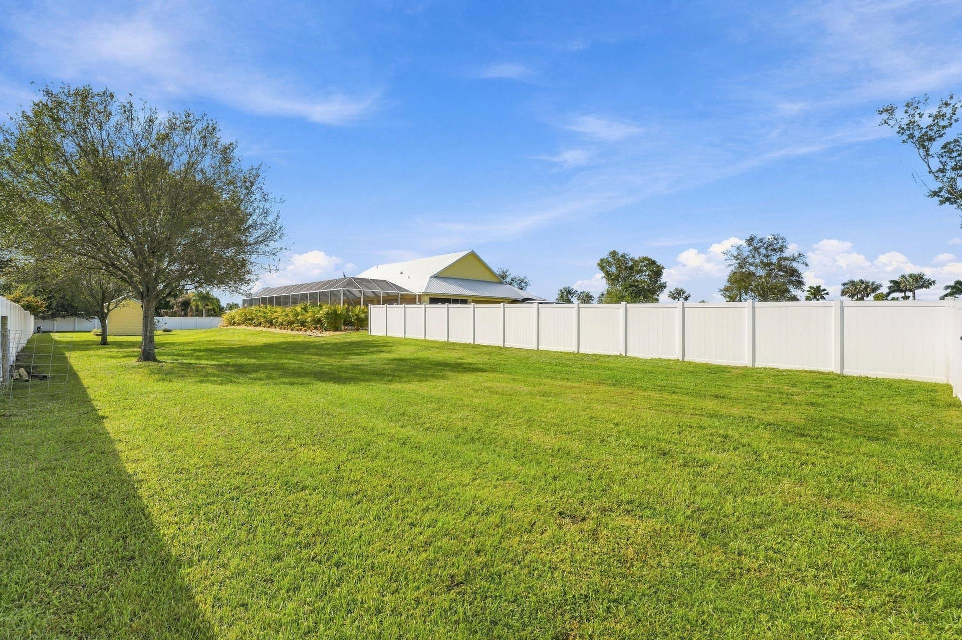 8700 SW 2nd Street, Okeechobee, FL 34974 Expansive Backyard with Privacy Fence