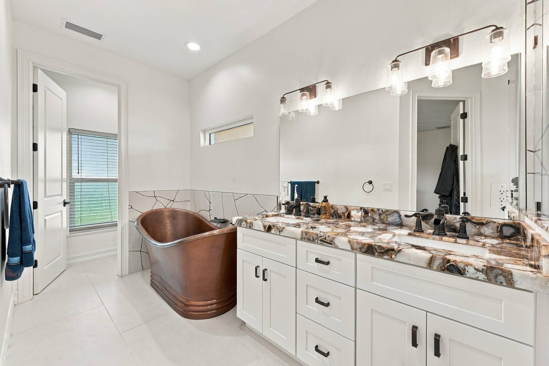8700 SW 2nd Street, Okeechobee, FL 34974 Stunning 6-Foot Copper Soaking Tub