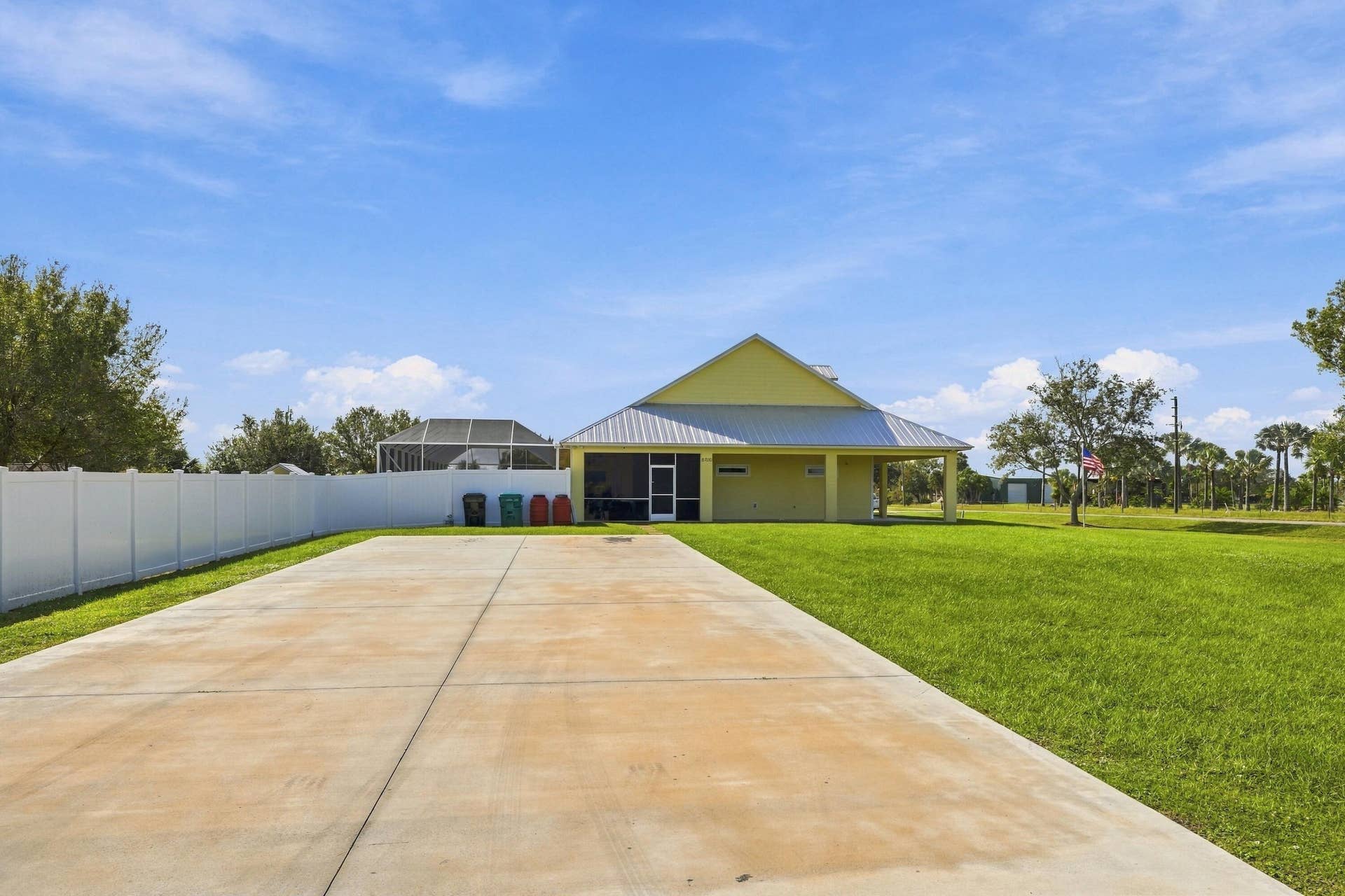 8700 SW 2nd Street, Okeechobee, FL 34974 Long Driveway with Plenty of Parking
