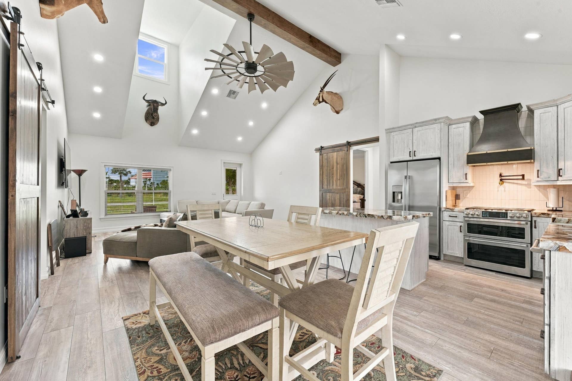 8700 SW 2nd Street, Okeechobee, FL 34974 Open Dining Area & Chef's Kitchen