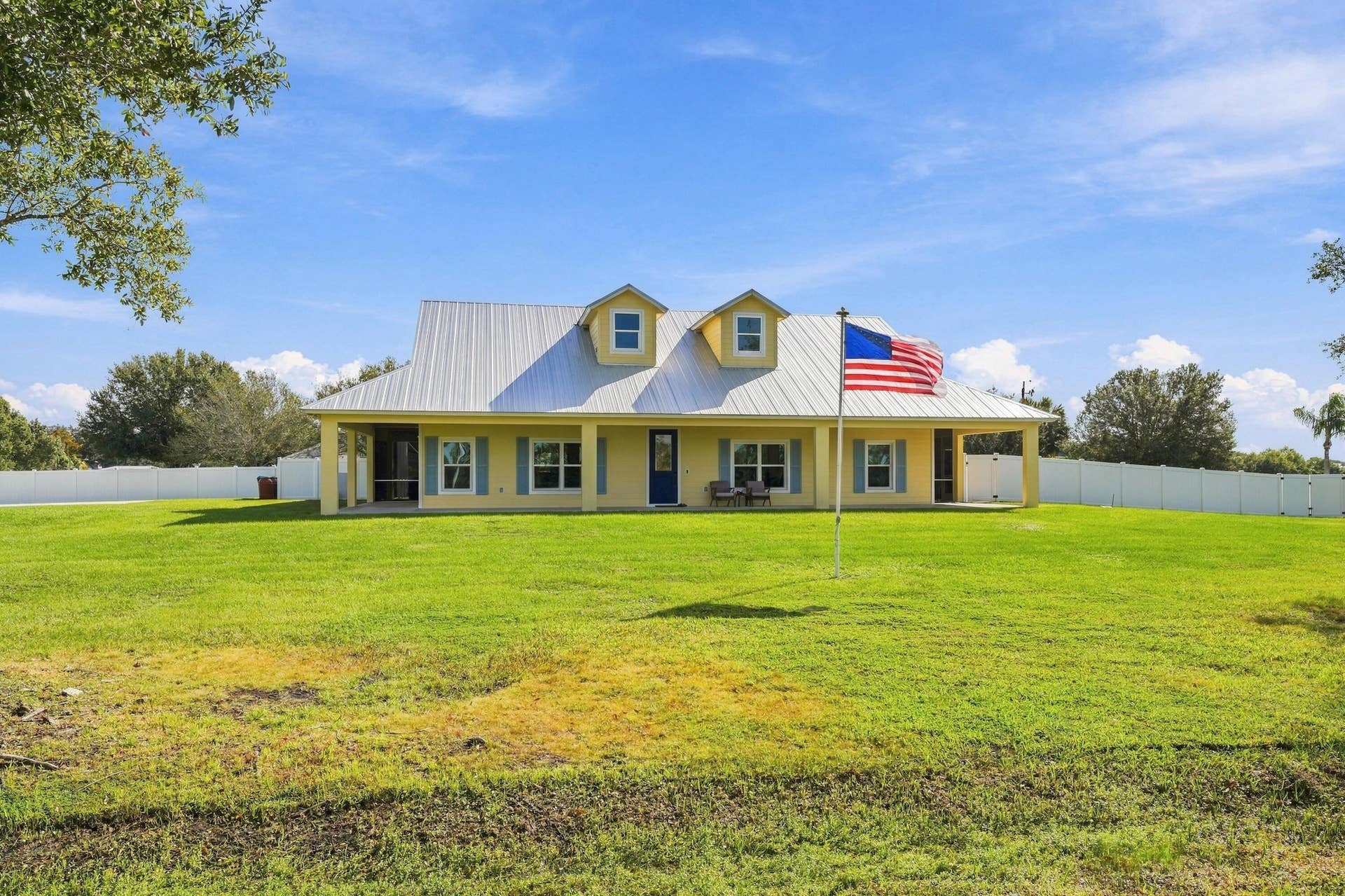 8700 SW 2nd Street, Okeechobee, FL 34974 Stunning Front Elevation & Spacious Lawn