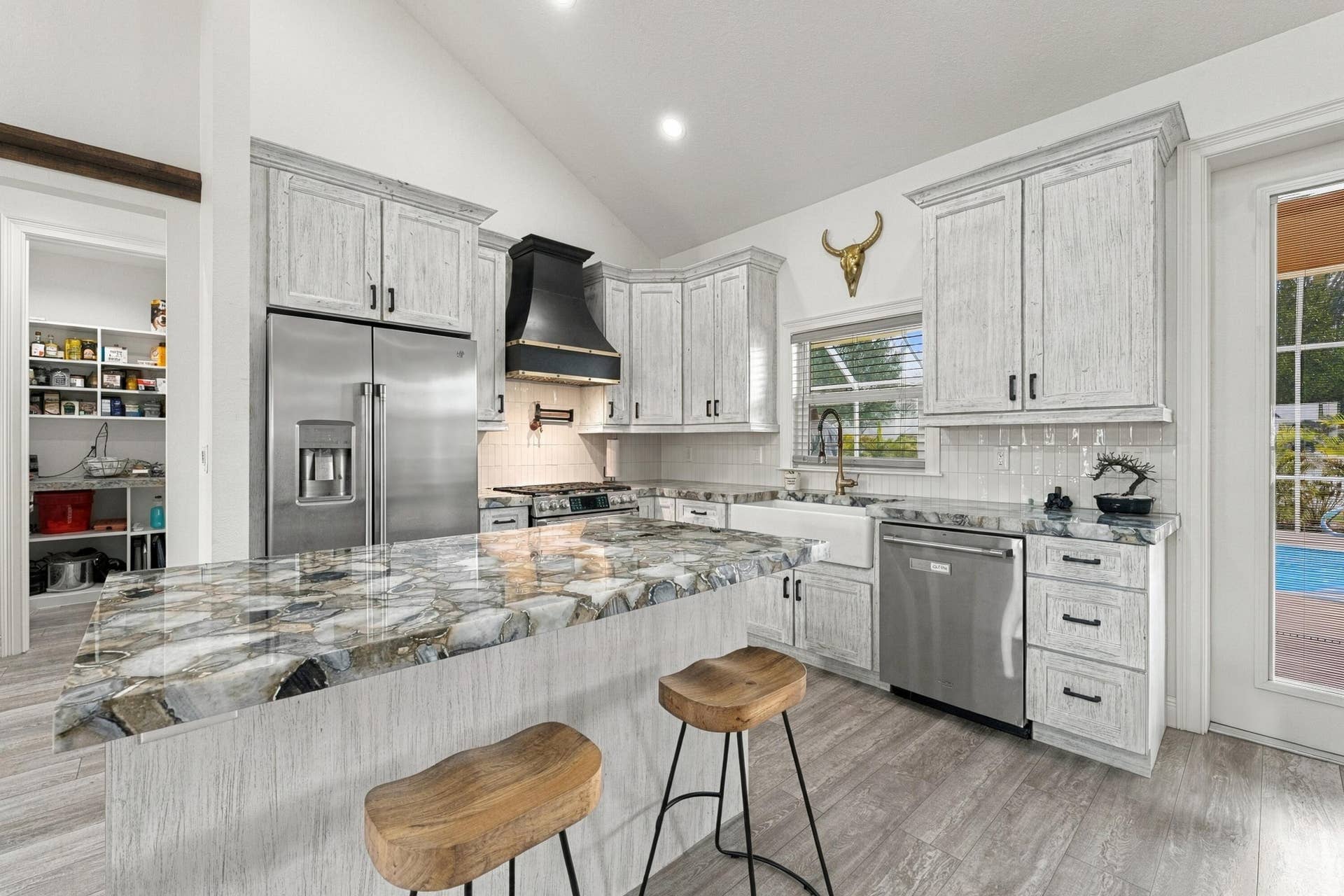 8700 SW 2nd Street, Okeechobee, FL 34974 Chef's Kitchen with Quartz Countertops